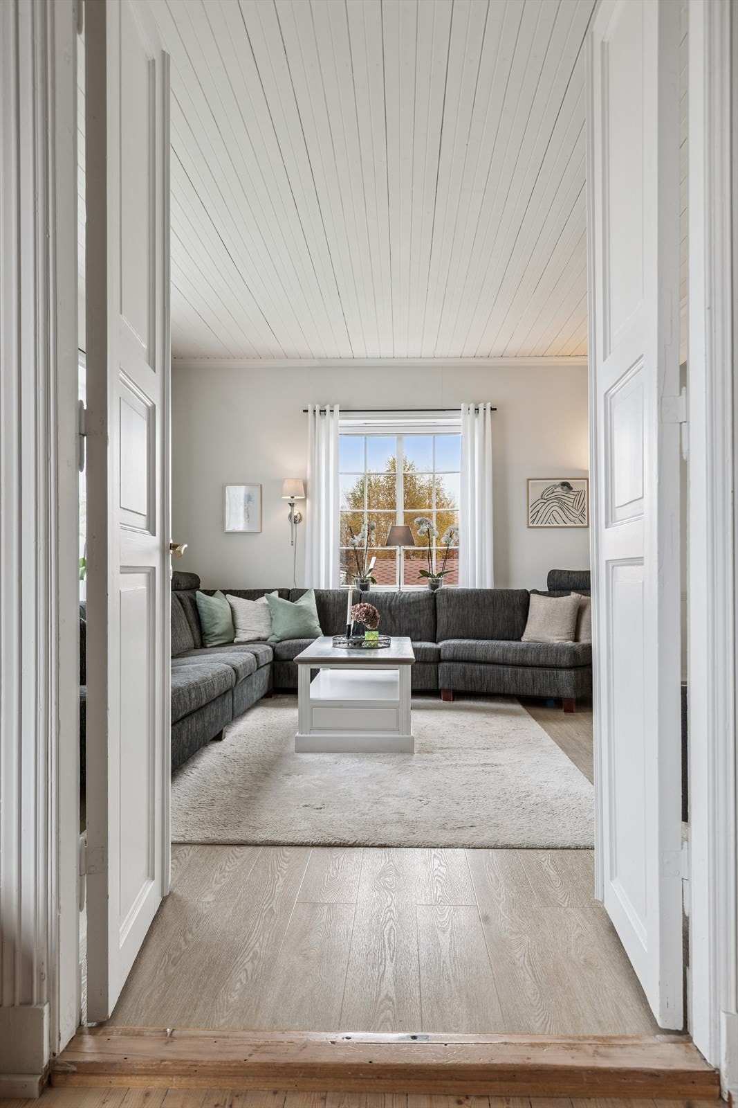 Den gamle dobbeldøren skiller de to stuene. Galleribilde