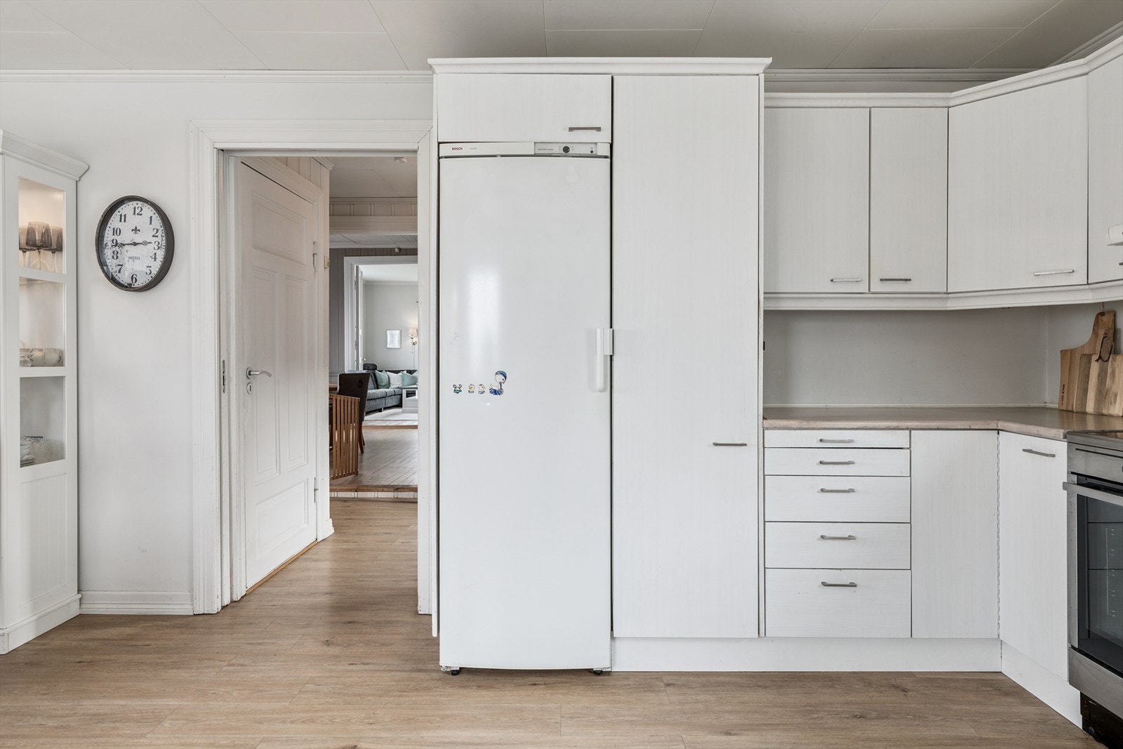 Kjøkkenet har frittstående hvitevarer. Galleribilde