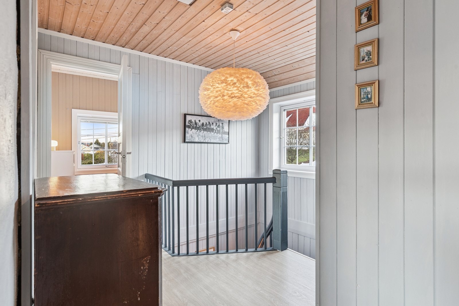 Oppe i 2. etasje finner man husets bad og 3 soverom. Galleribilde