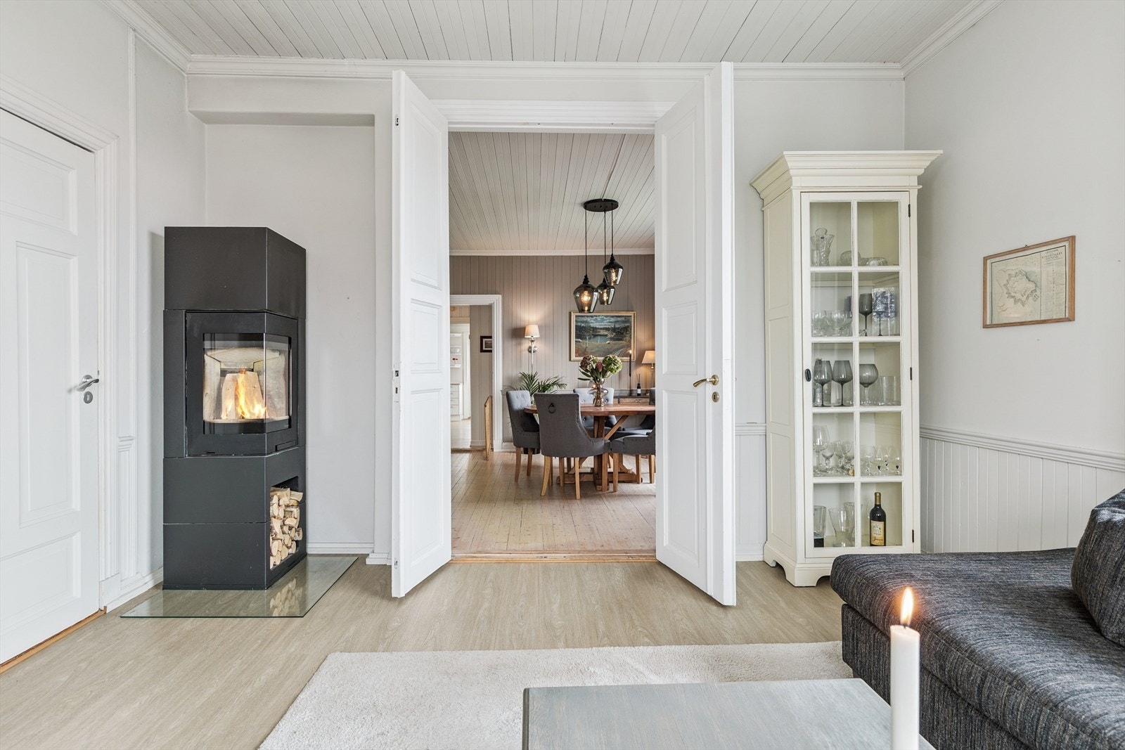 I stuen er en nyere, moderne peisovn som sørger for god varme. Galleribilde