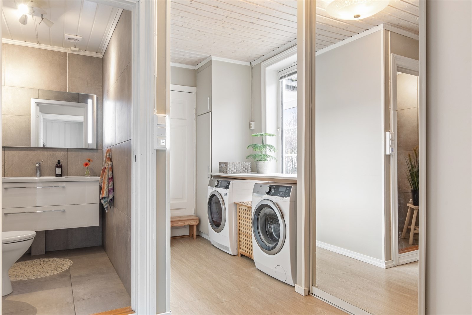 I 1. etasje er det et praktisk vaskerom og et toalettrom. Galleribilde