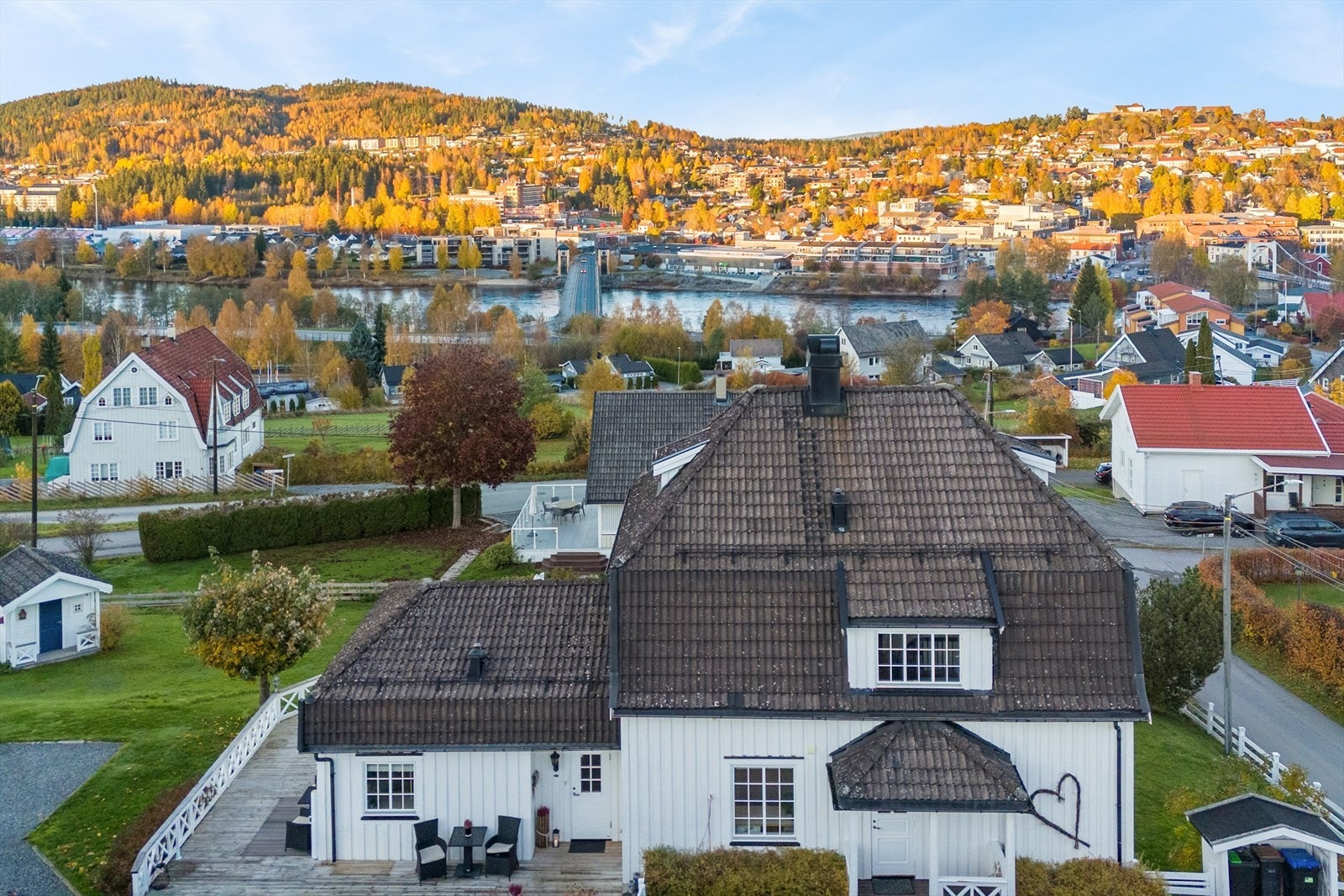 Fra eiendommen er det kort vei til "alt" - med kort gangavstand til bykjernen med alle fasiliteter. Galleribilde