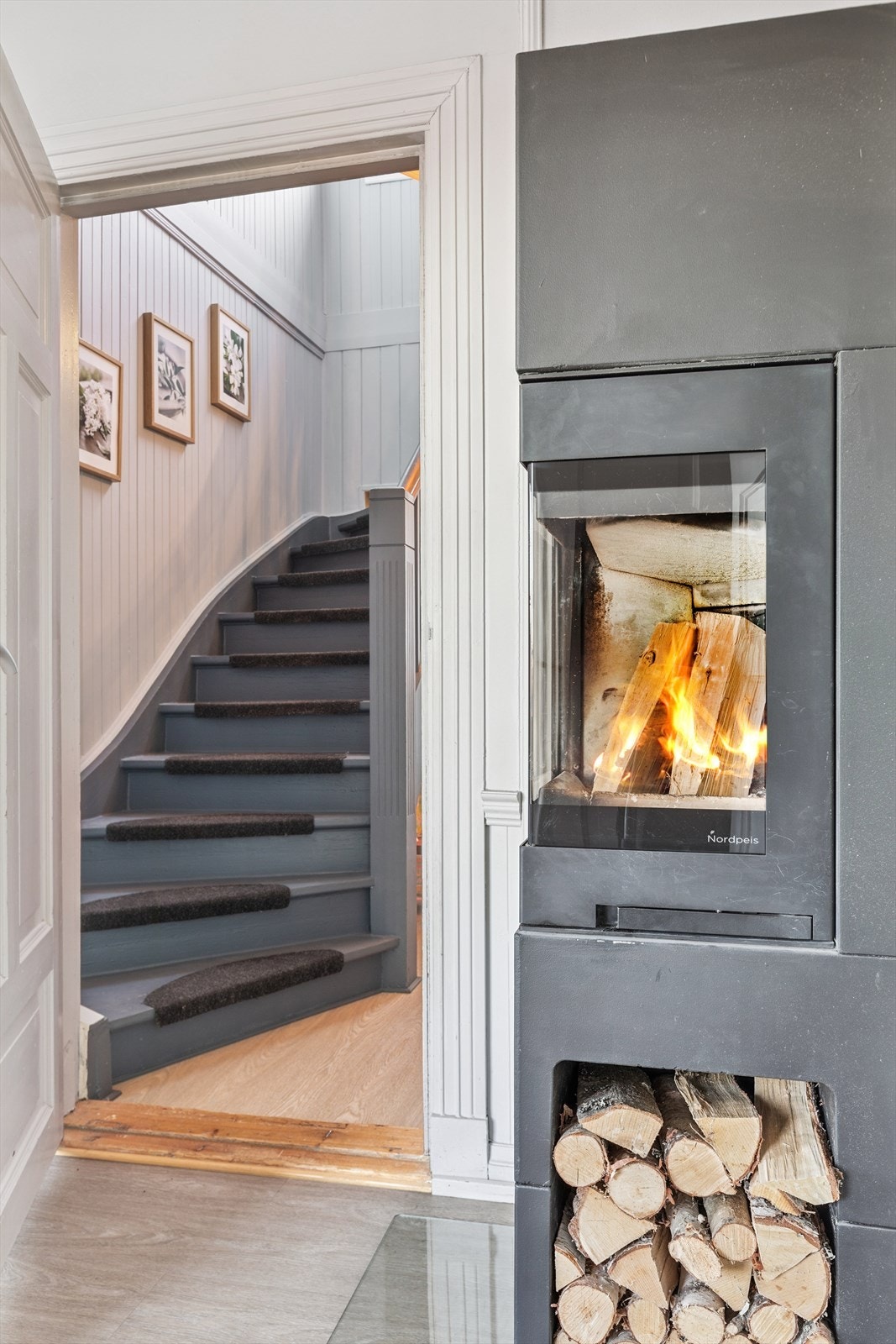 Legg merke til de flotte detaljene i listverket og den gamle trappen som fører opp til 2. etasjen. Galleribilde