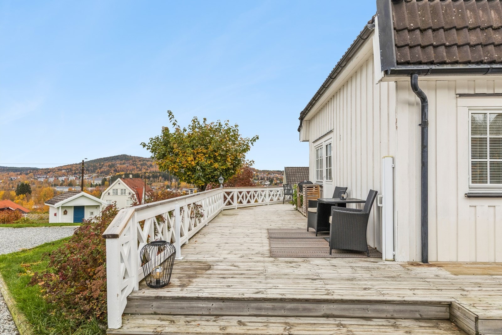Det ble i 2020 bygget ny terrasse som gir boligen fine uteplasser på tre sider av boligen. Galleribilde