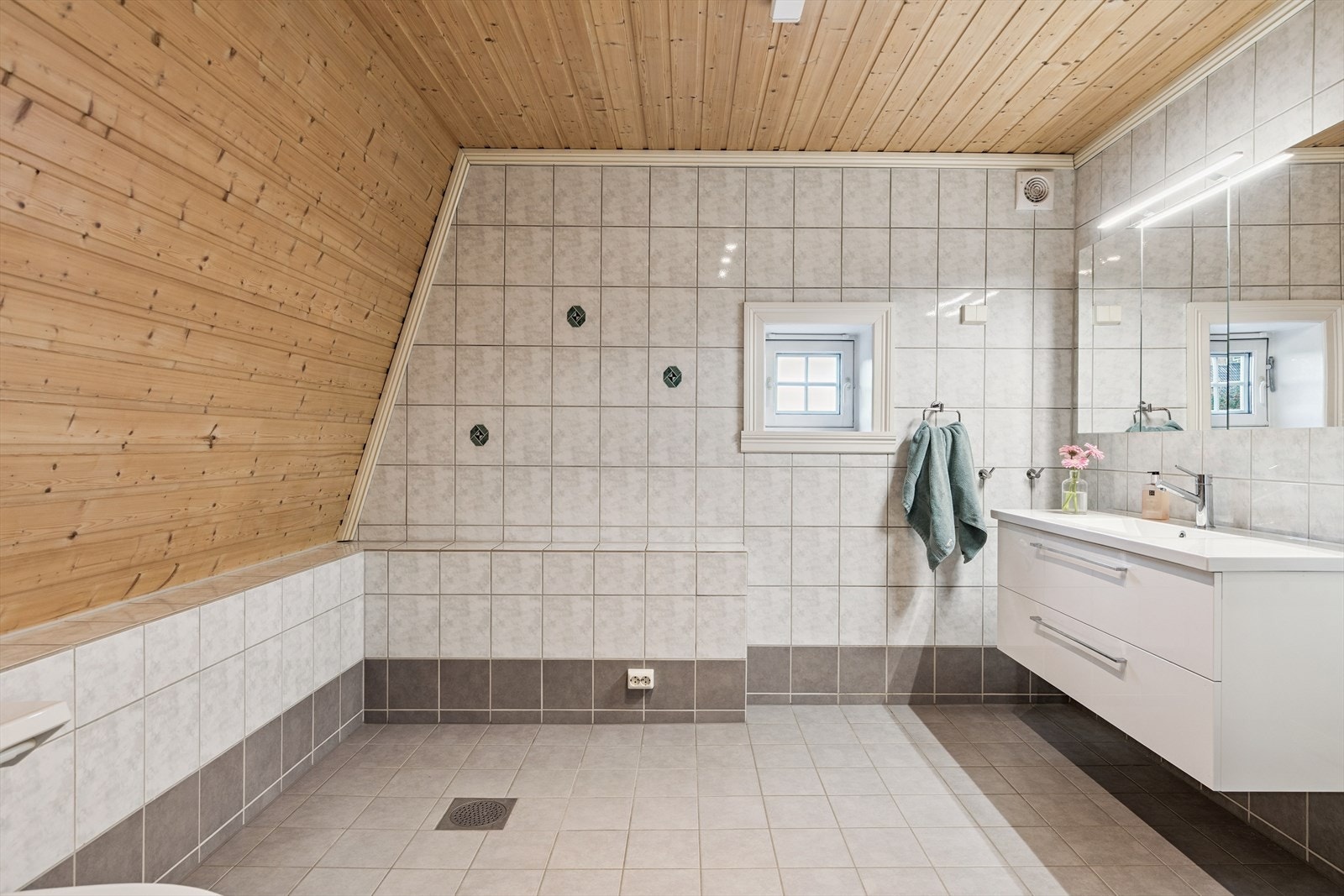 Flislagt bad fra 1990, som ble oppgradert med nye gulvfliser i 2012 og ny innredning i 2021. Galleribilde