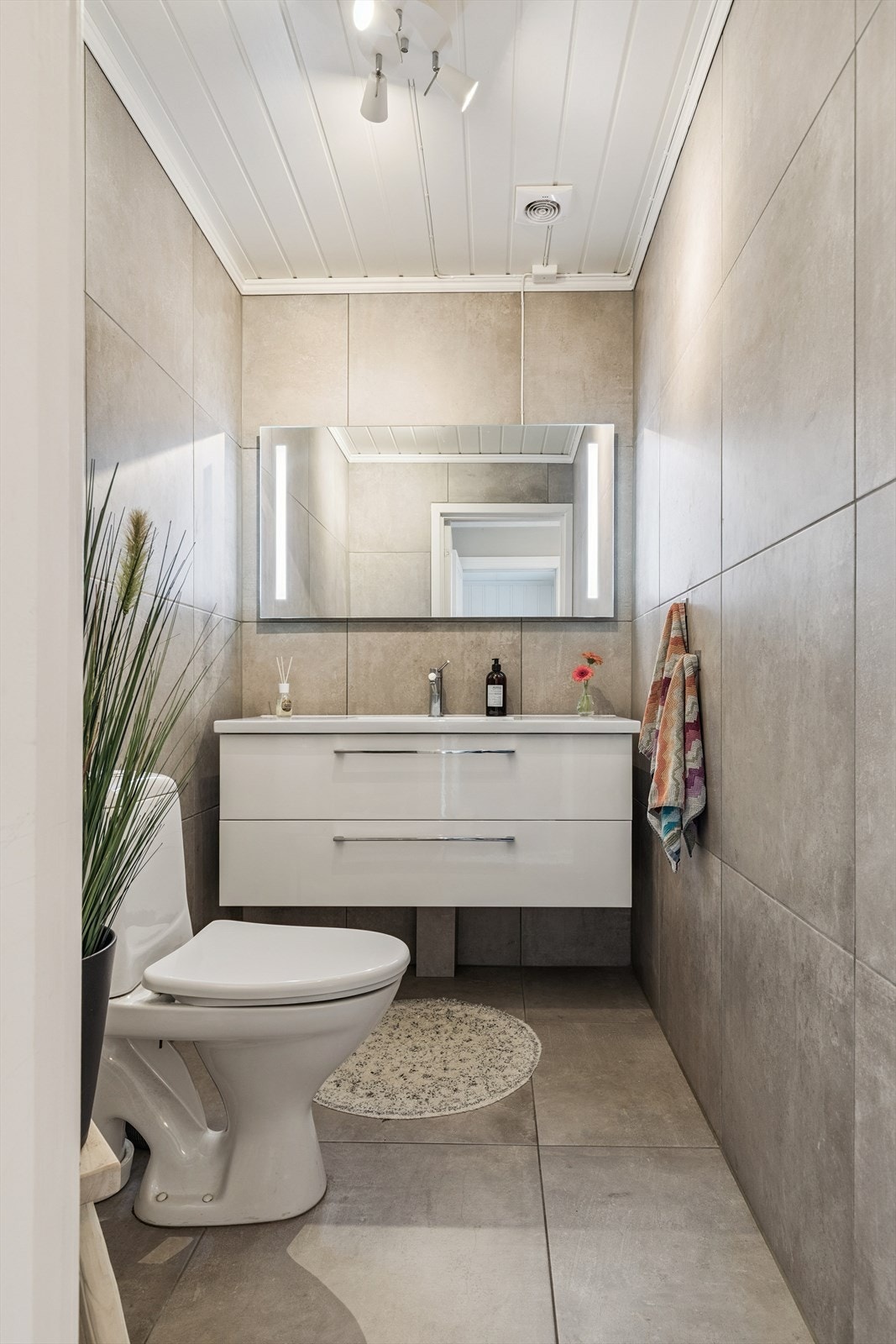 Flislagt toalettrom som ble pusset opp i 2020/2021. Galleribilde