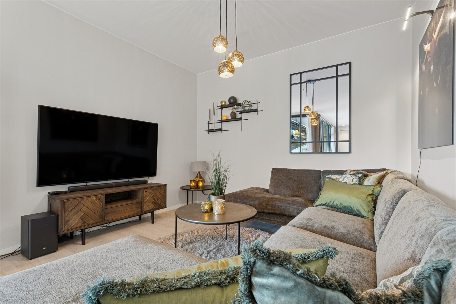 Det er god plass til en stor hjørnesofa og tilhørende TV-møblement. Galleribilde