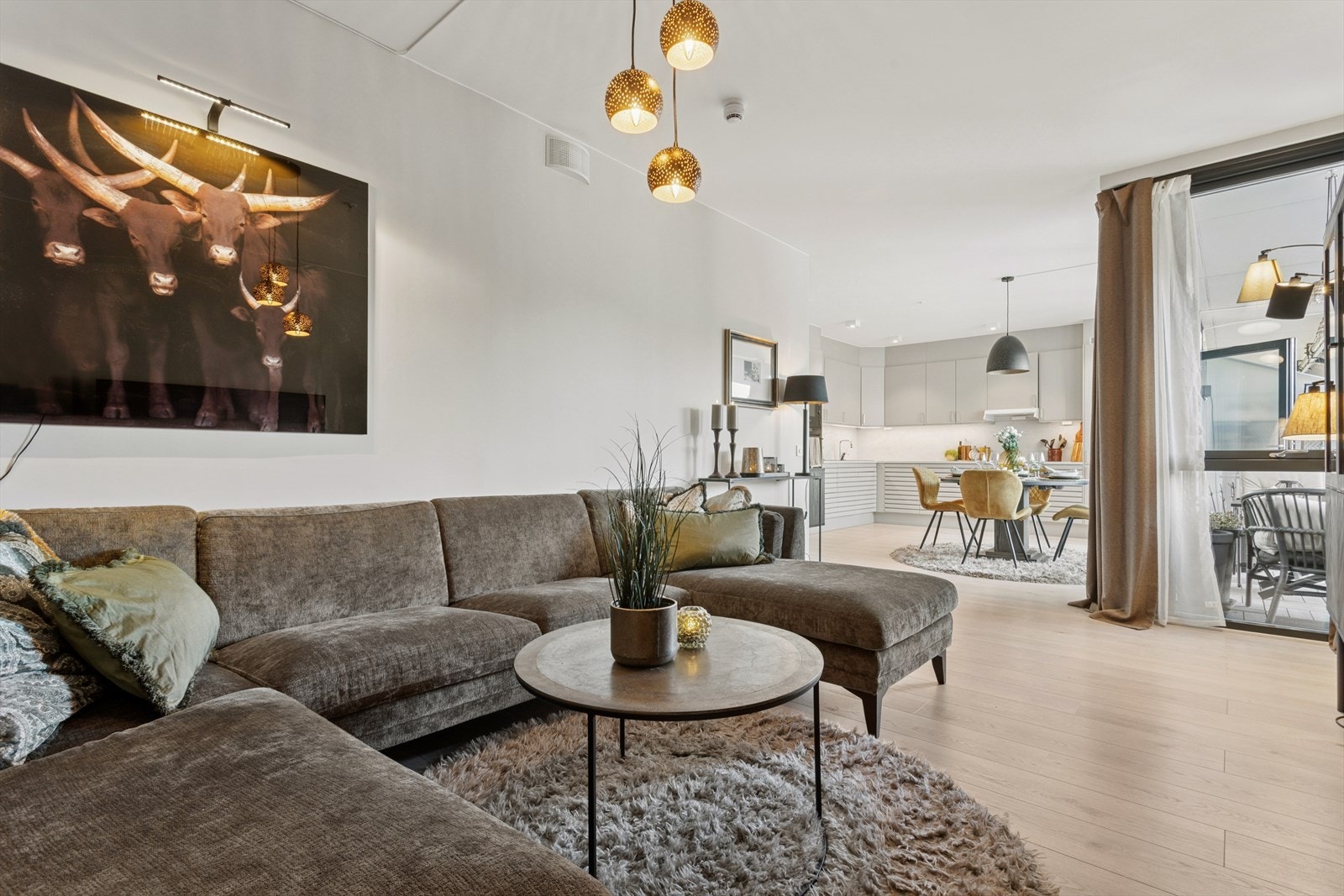 Stuen oppleves som et lyst og fint rom med gode møbleringsmuligheter. Galleribilde