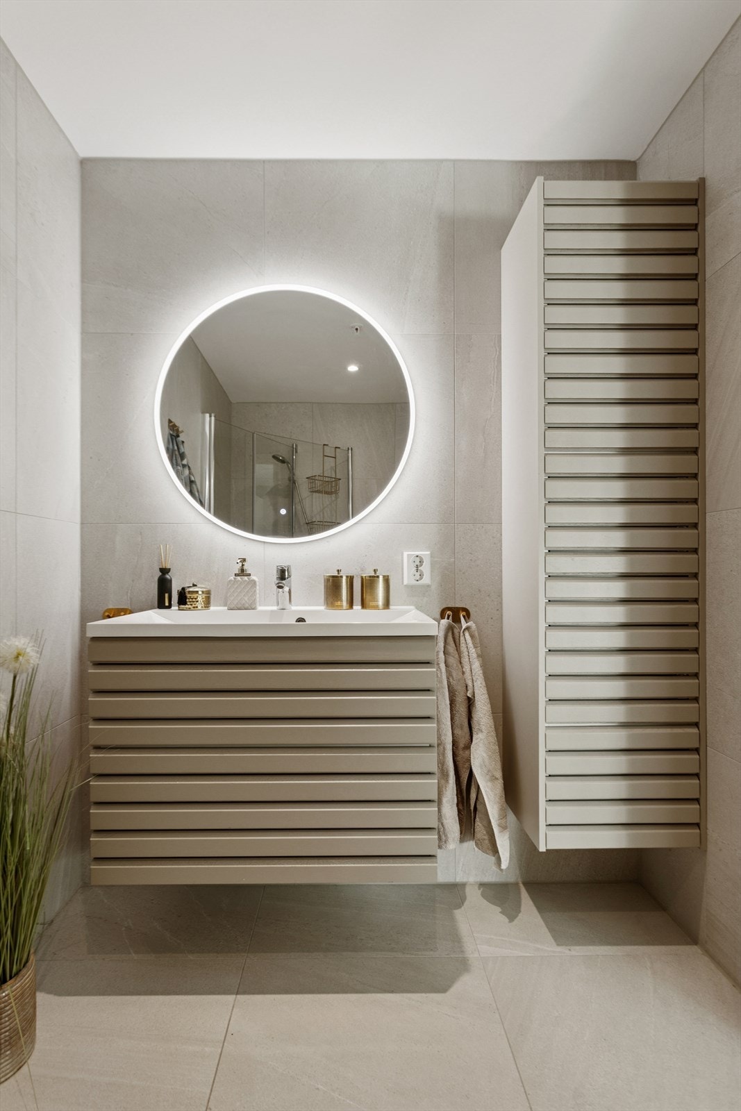 Vegghengt høyskap for optimal lagringsplass. Galleribilde