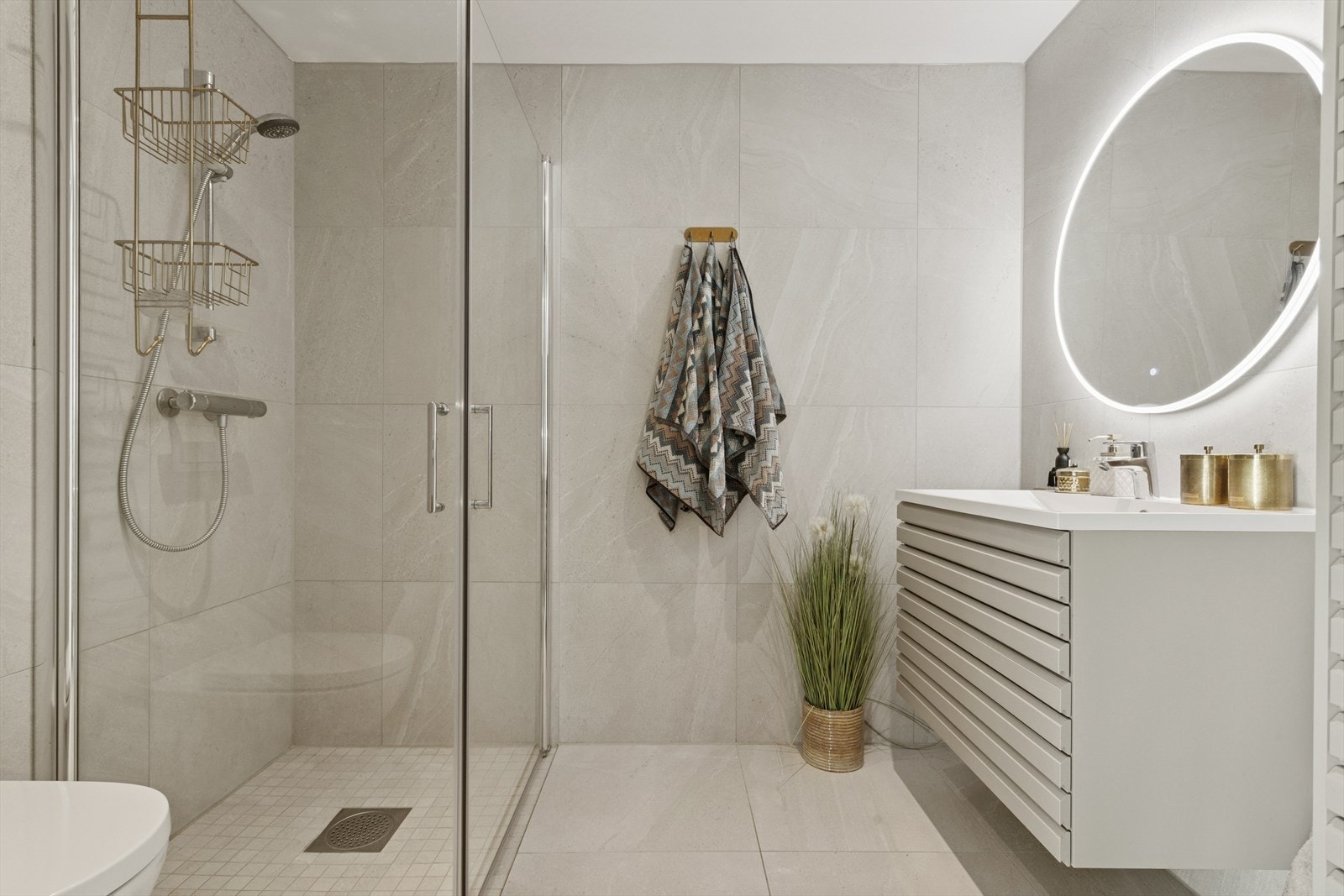 Leiligheten har et delikat og pent flislagt baderom med varmekabler og moderne innredning. Galleribilde