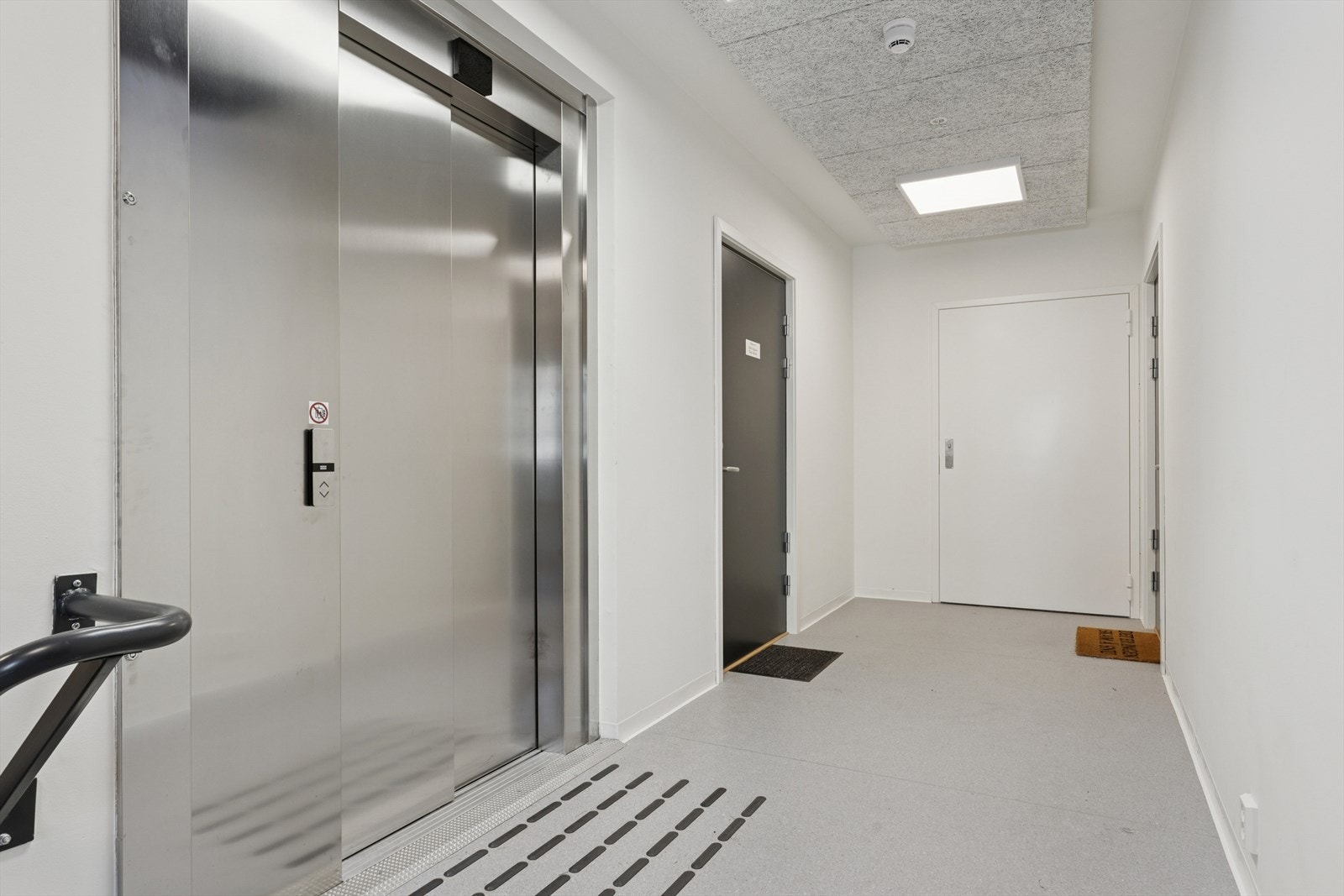 Praktisk heisadkomst både til leiligheten og byggets garasjeanlegg. Galleribilde