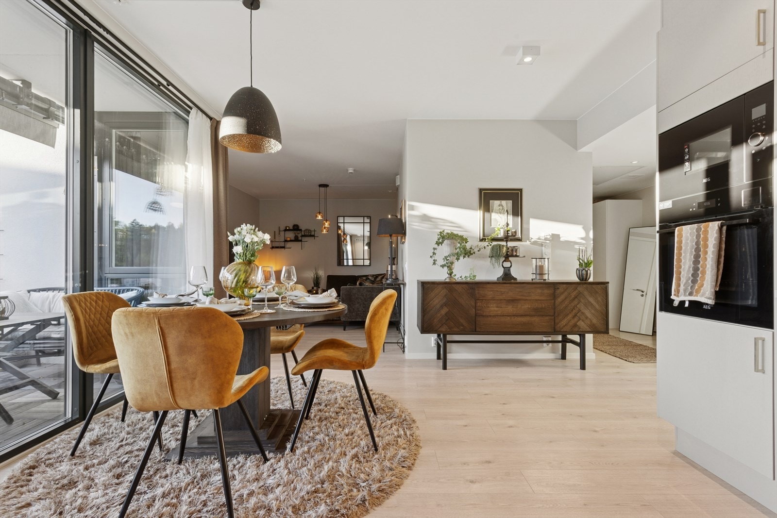 Stuen ligger i åpen løsning med kjøkkenet og gir god plass til en hyggelig spisesone mellom rommene. Galleribilde