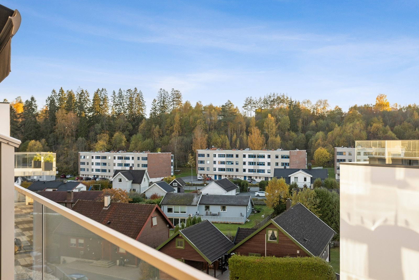 Blokken ligger i rolige omgivelser i et godt etablert boligområde på Haldenjordet. Galleribilde