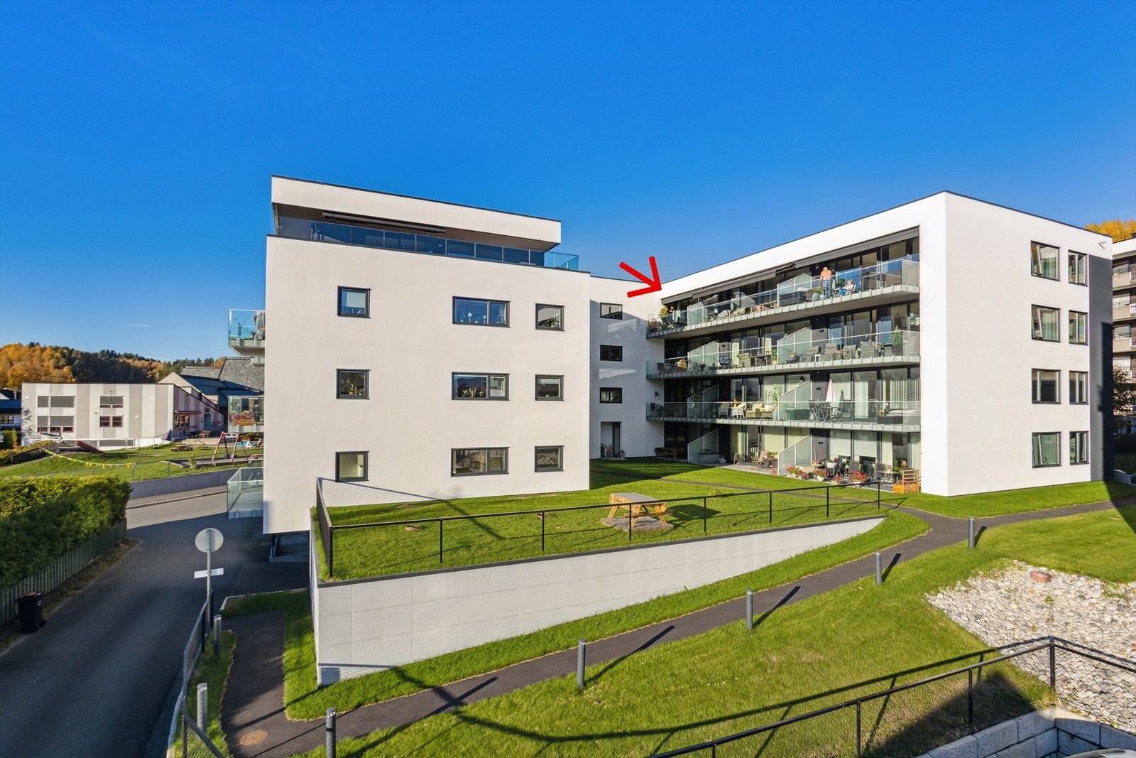 Leiligheten ligger i et rolig og veletablert boligområde like utenfor Hønefoss sentrum med kort vei til daglige servicetilbud og offentlig transport. Galleribilde