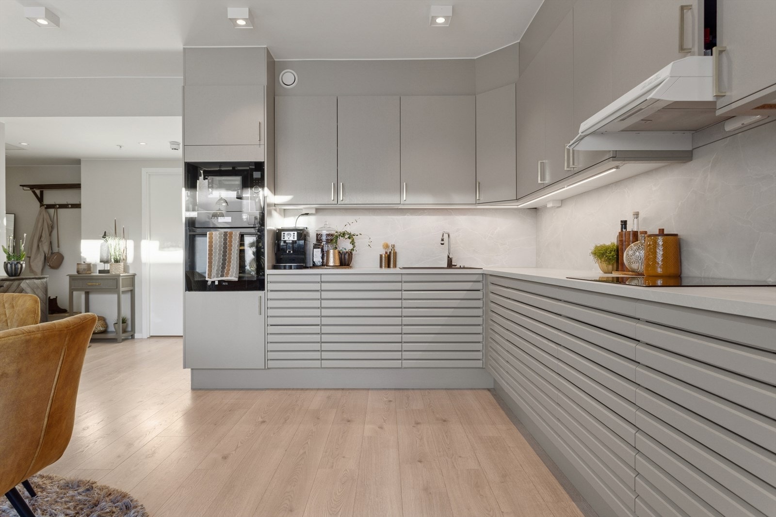 Kjøkkenet byr på mye skap og benkeplass og holder en moderne standard. Galleribilde