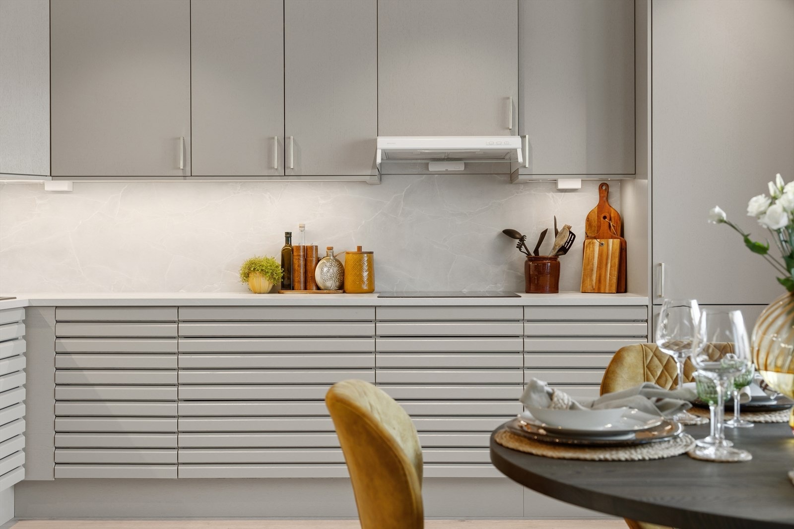 Innredningen har profilerte fronter, integrerte hvitevarer som stekeovn, induksjon platetopp, kombiskap kjøl/frys, mikro og oppvaskmaskin. Galleribilde