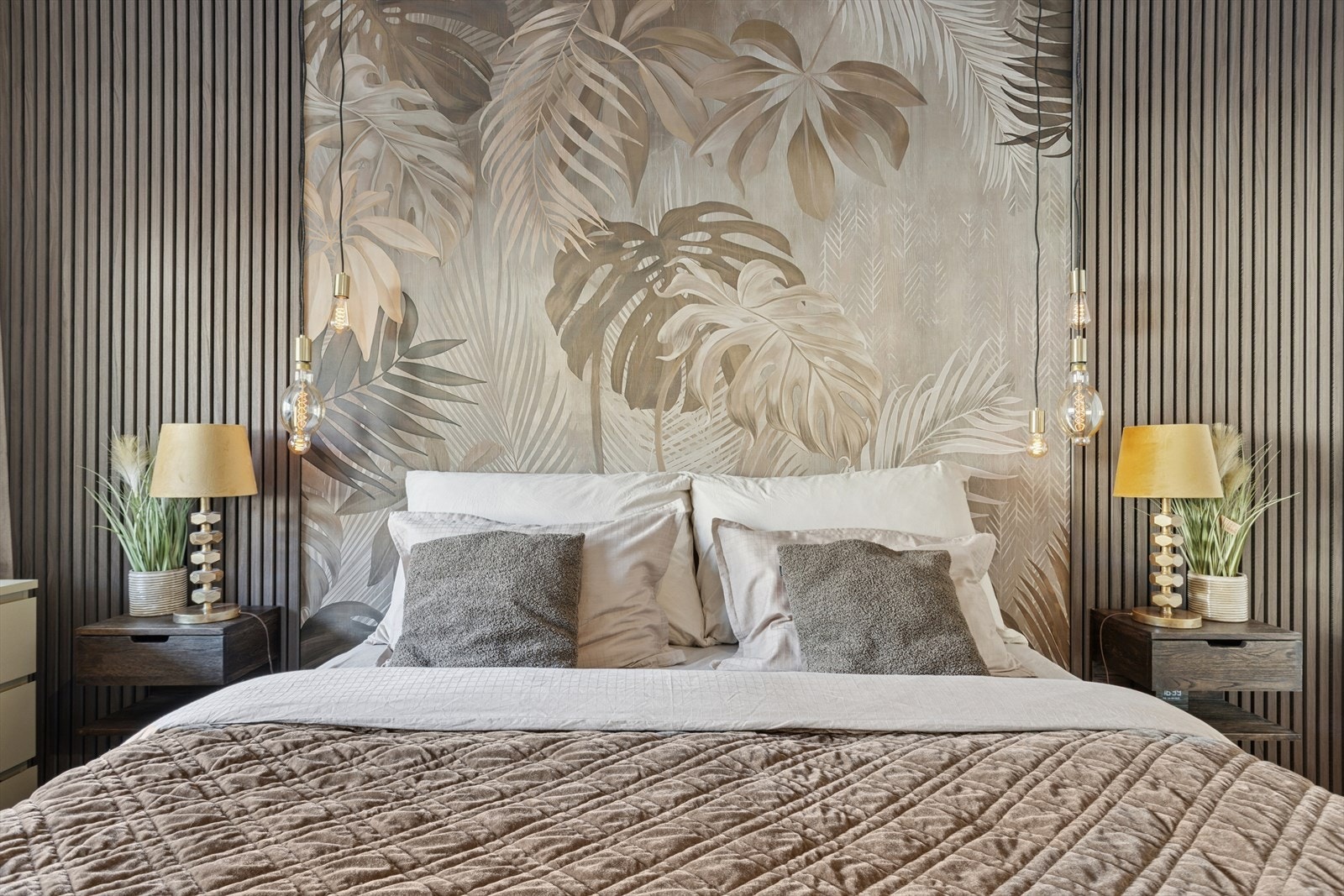 Hovedsoverommet har en gjennomtenkt innredningen med spiledetaljer og tapet som står i stil med de fastmonterte nattbordene. Galleribilde