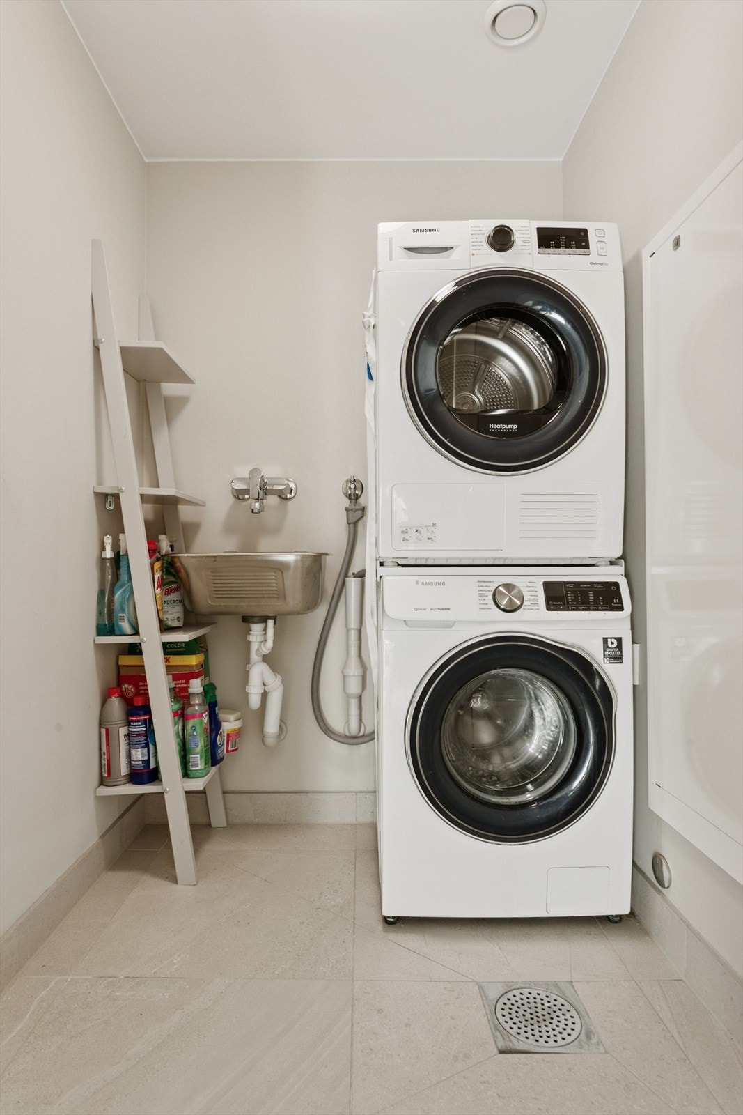 Leiligheten byr også på et praktisk vaskerom hvor det er utslagsvask, plass for vannfordelingsskap, sikringsskap og dataskap. Galleribilde