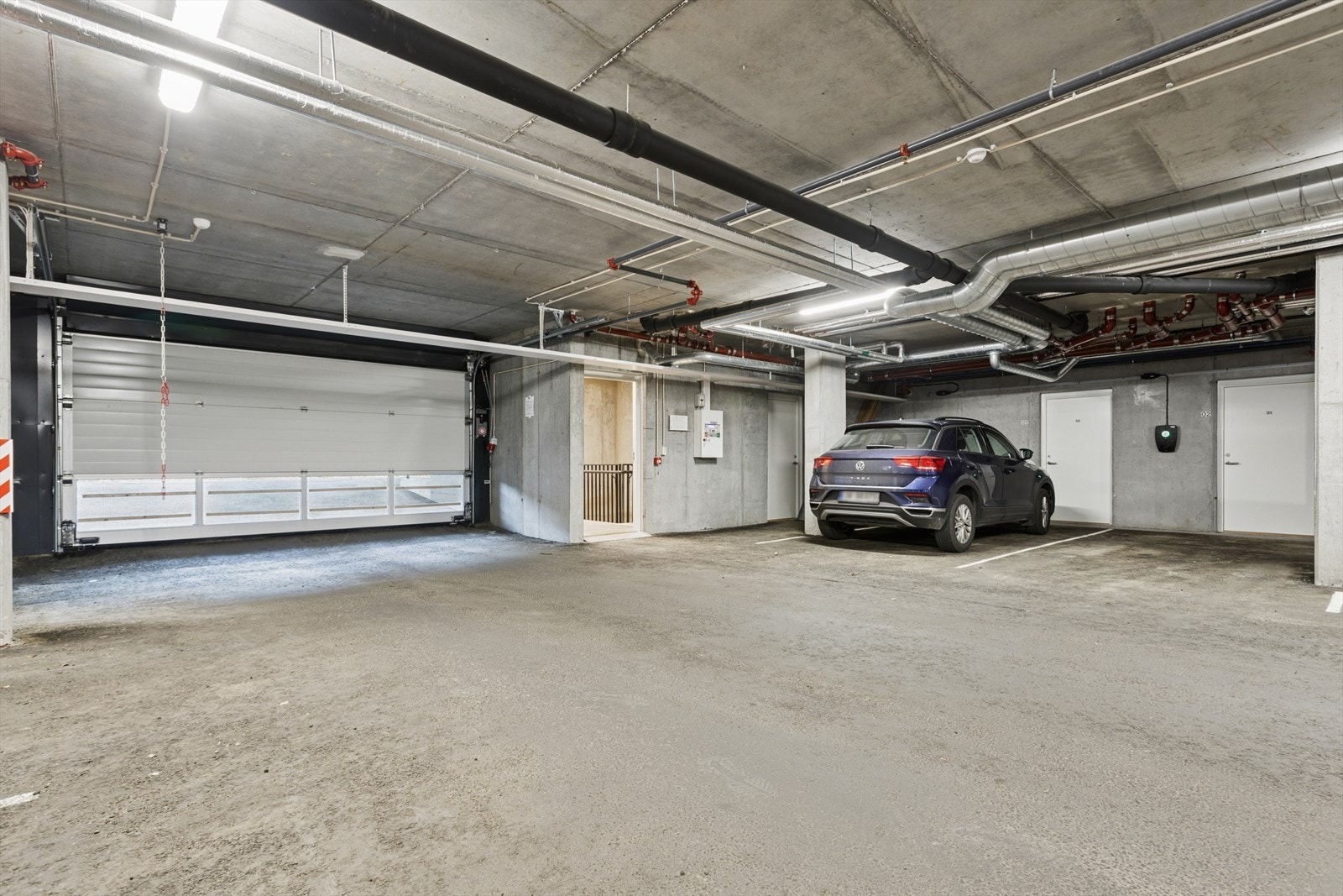 Leiligheten har biloppstillingsplass i felles parkeringskjeller. Galleribilde