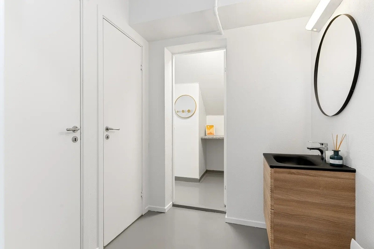 Leiligheten har 2 flotte bad og hele 4 toalettrom Galleribilde