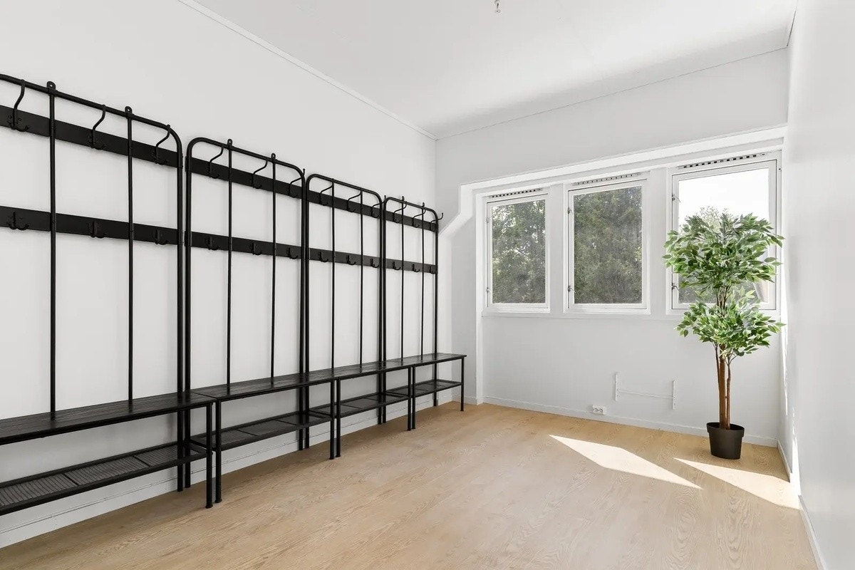 Felles garderobe for sko og yttertøy Galleribilde