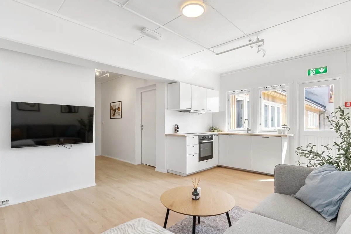 Nytt kjøkken, gulv og nye møbler i 2025 Galleribilde