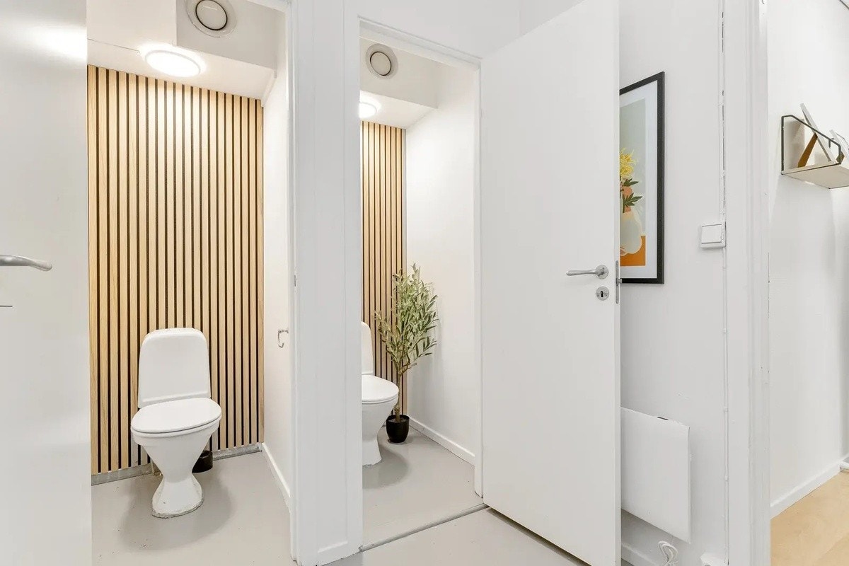 Leiligheten har 4 lyse toalettrom Galleribilde