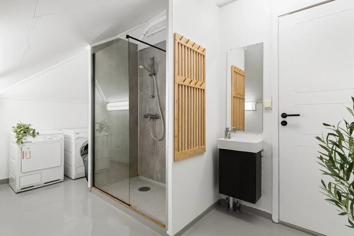 Leiligheten har 2 flotte bad og hele 4 toalettrom Galleribilde