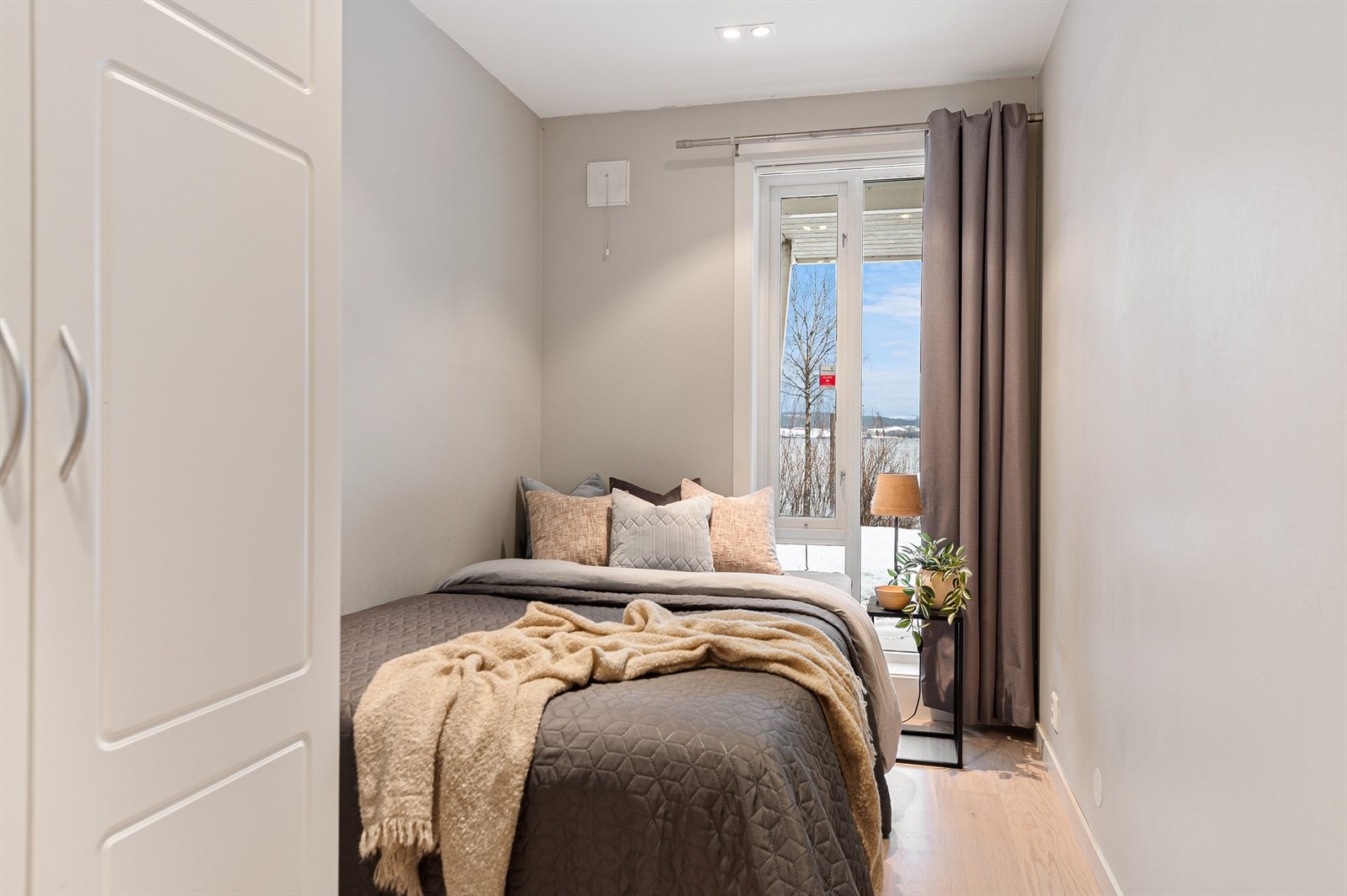 Soverom 2 med garderobe og innredning Galleribilde