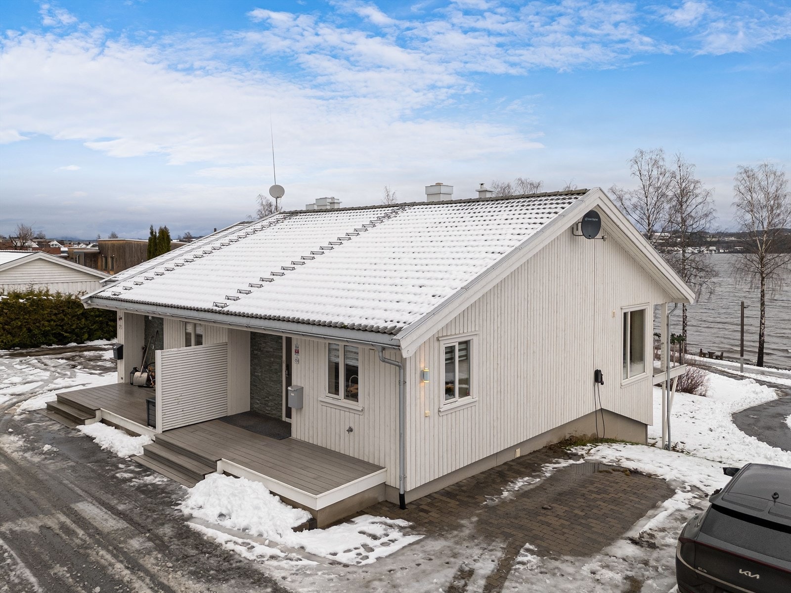 Det er montert utekran ved terrasse og elbil-lader ved parkeringsplass. Galleribilde