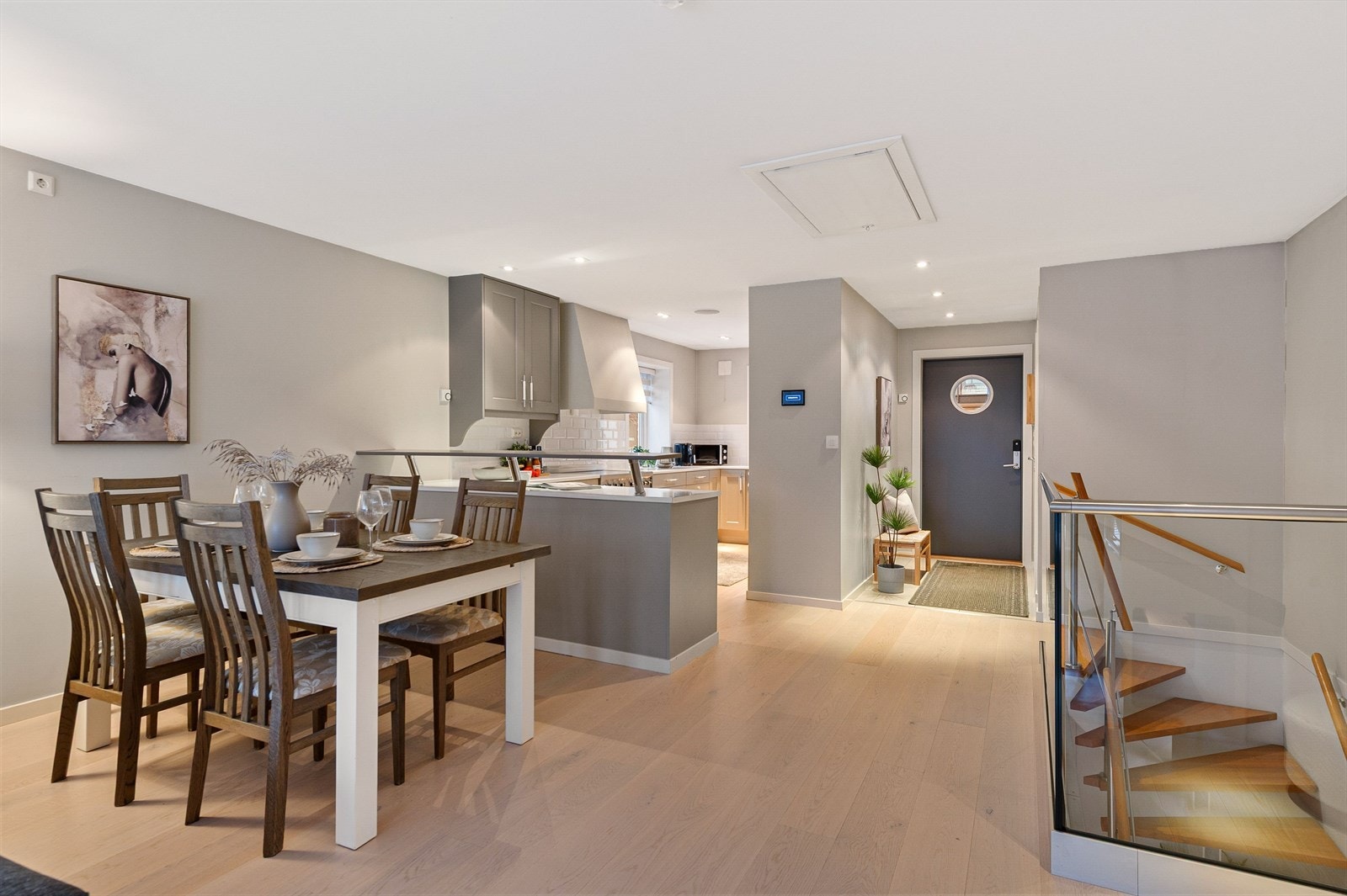 Det er loftsluke i himling til kaldtloft med noe lagringsmuligheter. Galleribilde