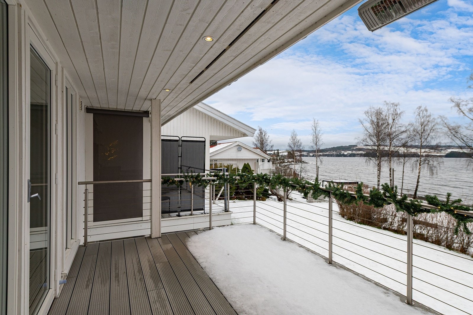 Dels overbygget og med skjerming mot naboseksjon, downlights i himling og terrassevarmer. Galleribilde