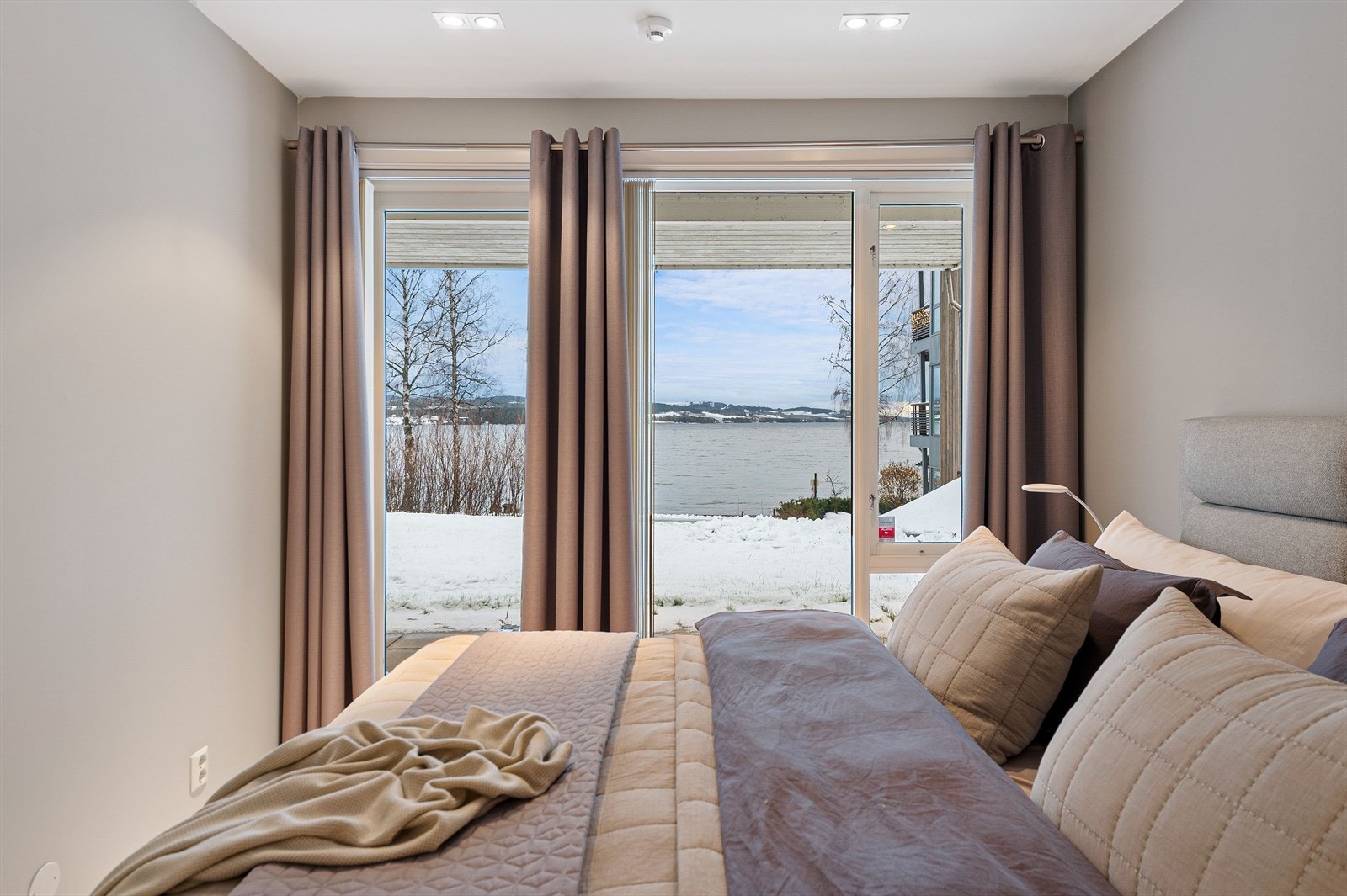 Her kan du våkne og legge deg til fantastisk mjøsutsikt. Galleribilde