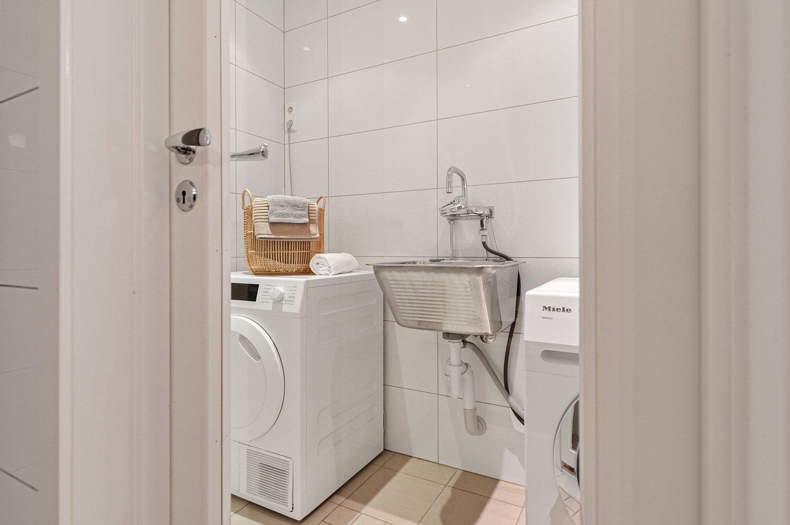 Praktsik vaskerom med opplegg for både vask- og tørk samt utslagsvask. Galleribilde