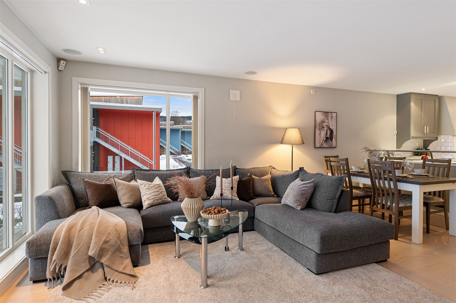 Store vindusflater og godt gjennomlys. Galleribilde