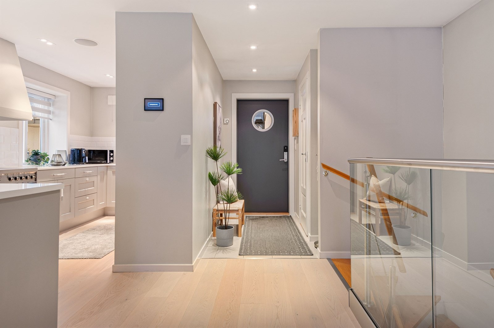 Boligen har smarthusstyring av varme og belysning. Slette delikate overflater og gjennomgående downlights i himlingen. Galleribilde