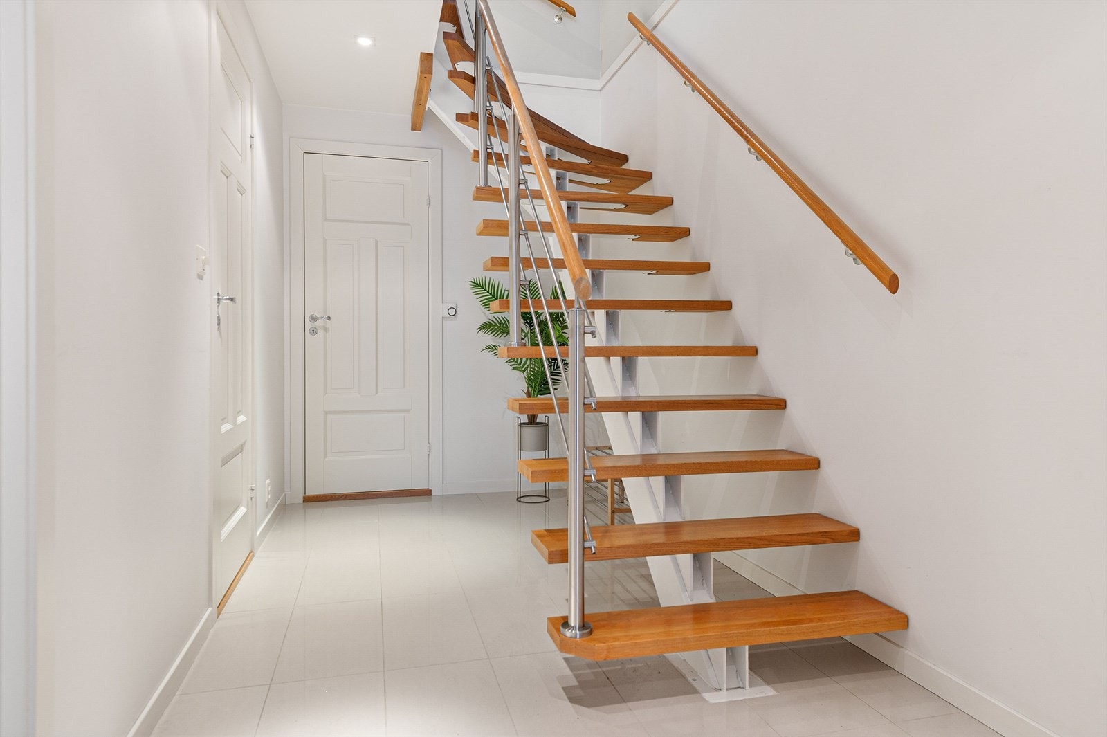 Flislagt gulv i underetasje med gulvvarme samt downlights i himling. Galleribilde