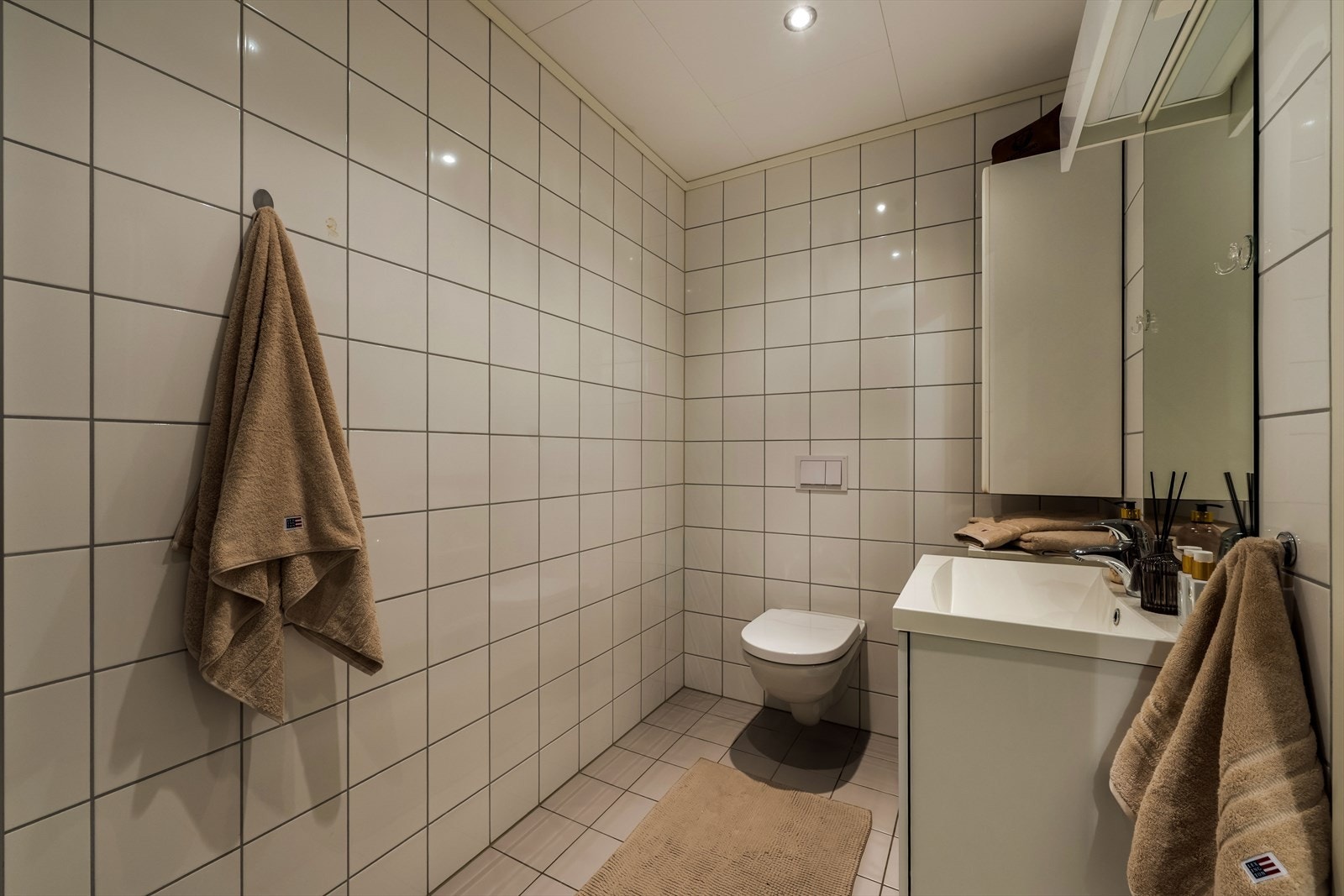 Badet i 2.etasje har lyse flislagte vegger og gulv Galleribilde