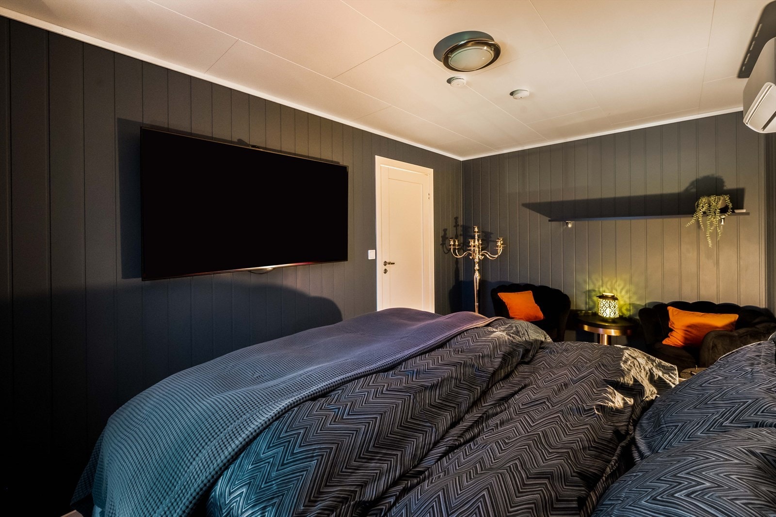 Det er god plass til dobbeltseng og øvrig soveromsmøblement Galleribilde