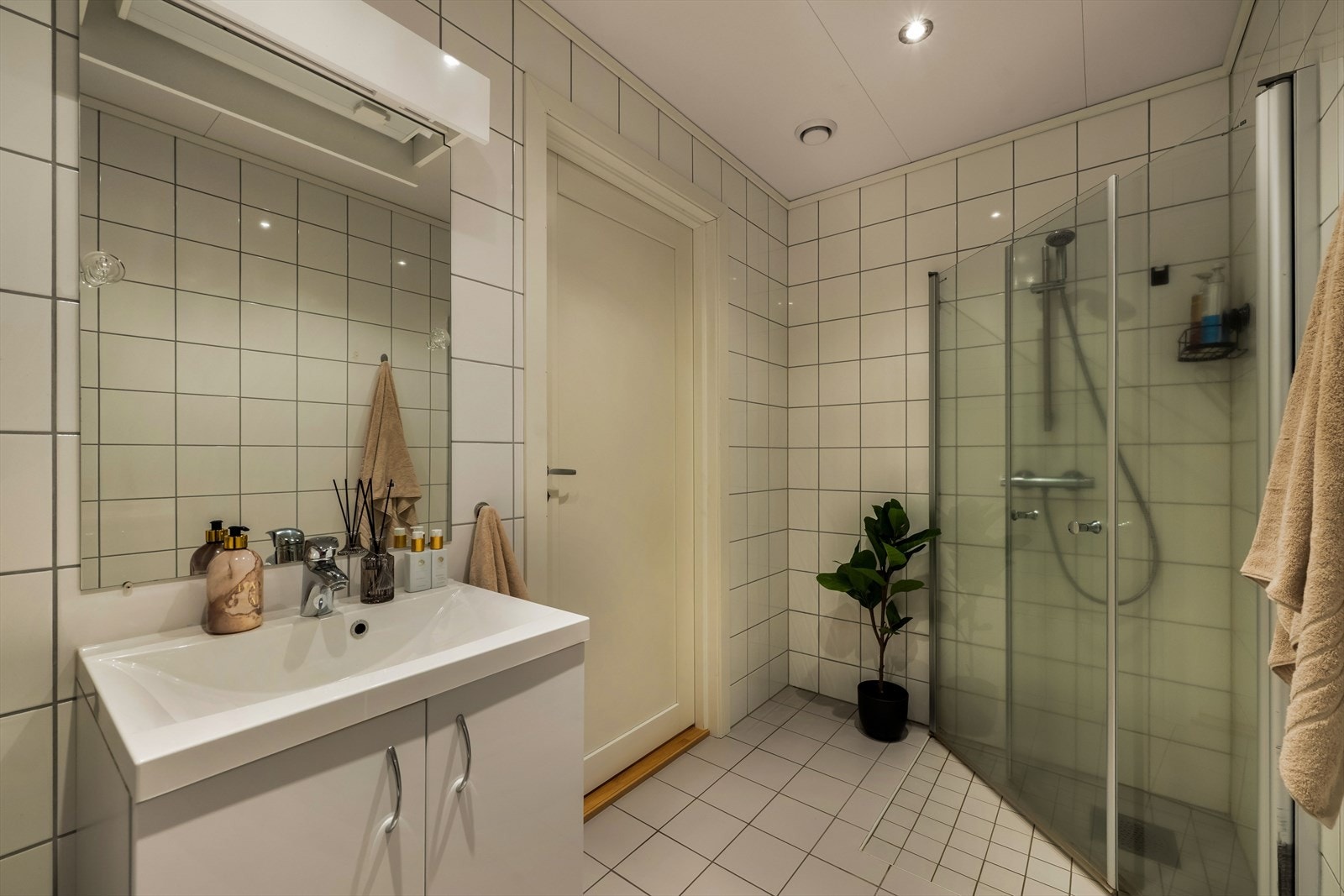 Det er innredet med servantskap, vegghengt toalett og dusjhjørne Galleribilde