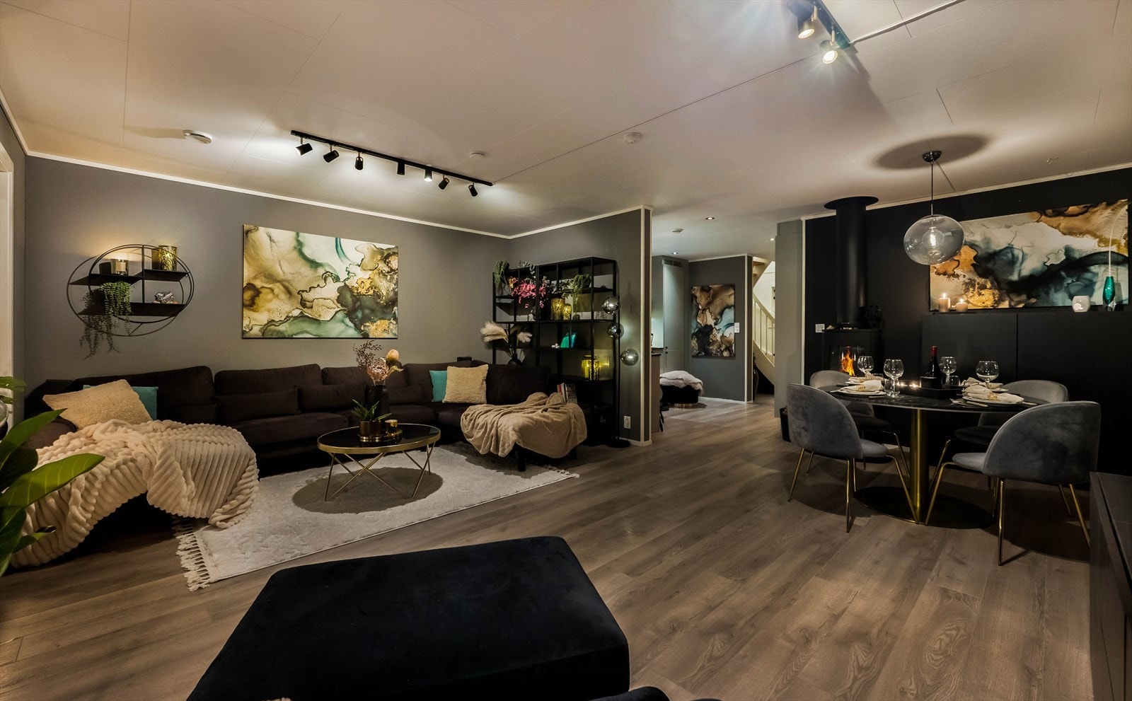 Åpen og romslig stue malt i lune og moderne farger Galleribilde