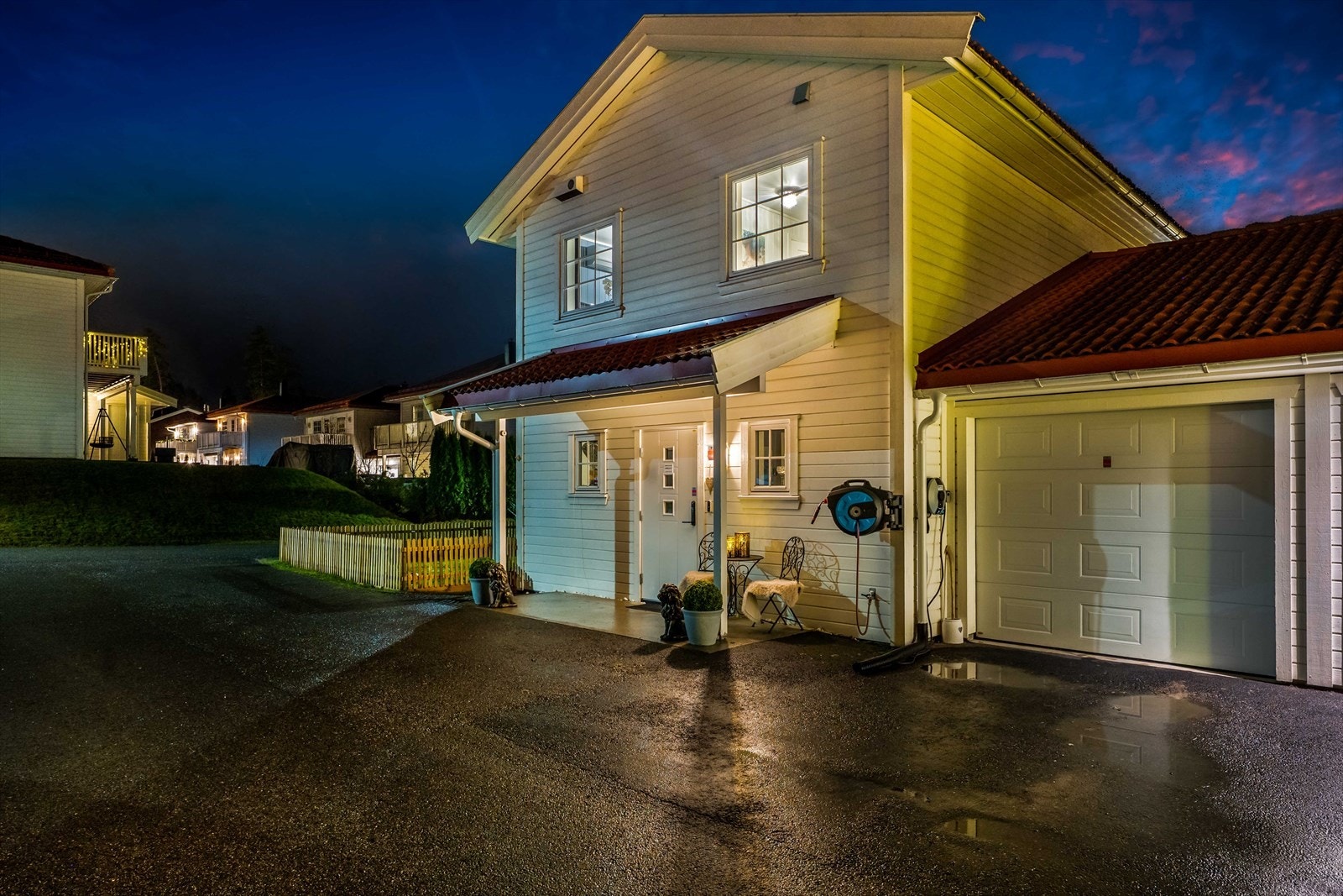 Ved garasjen er det montert elbil-lader Galleribilde