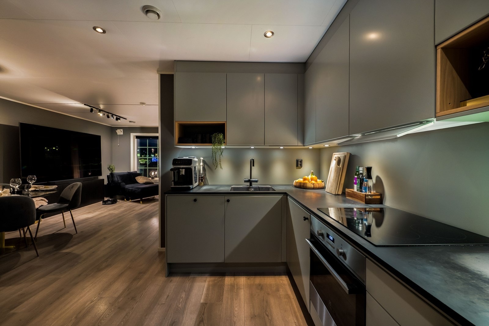 Kjøkkenet er innredet med glatte fronter fra Drømmekjøkkenet og benkeplate av kompakt laminat Galleribilde