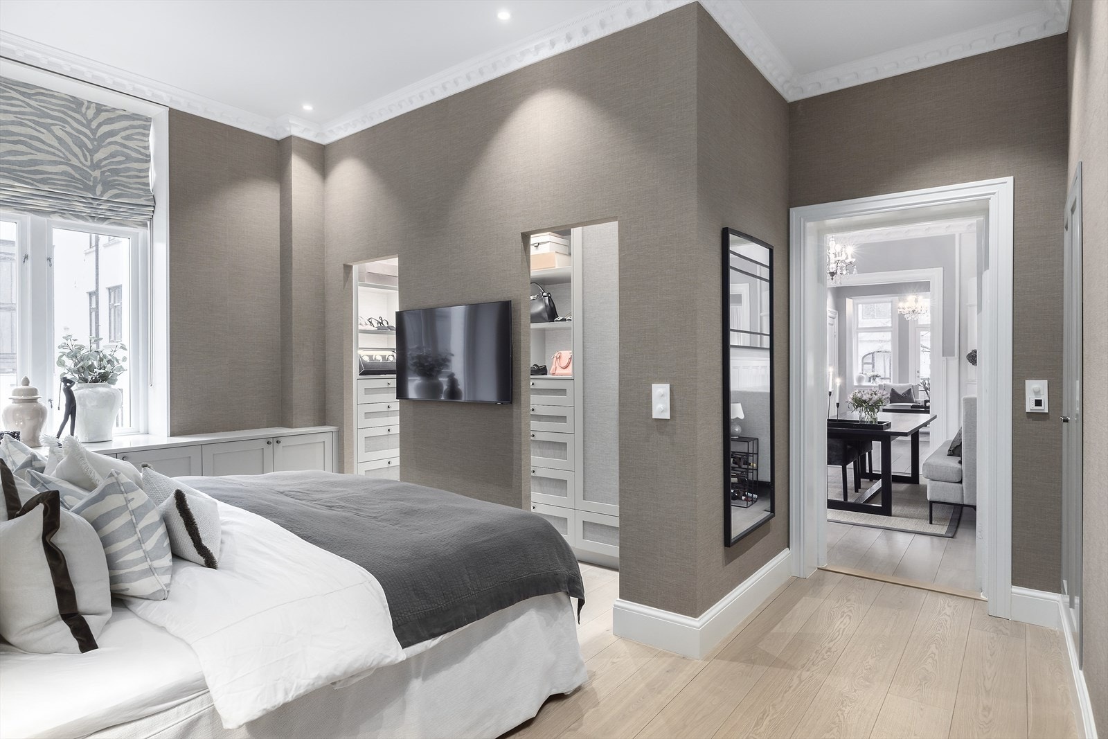 Det er montert spotter i tak i samtlige rom, og ny tapet på soverom bidrar til en eksklusiv hotellromfølelse. Håndtak på hoved soverom og bad er fra Lovehandles. Galleribilde