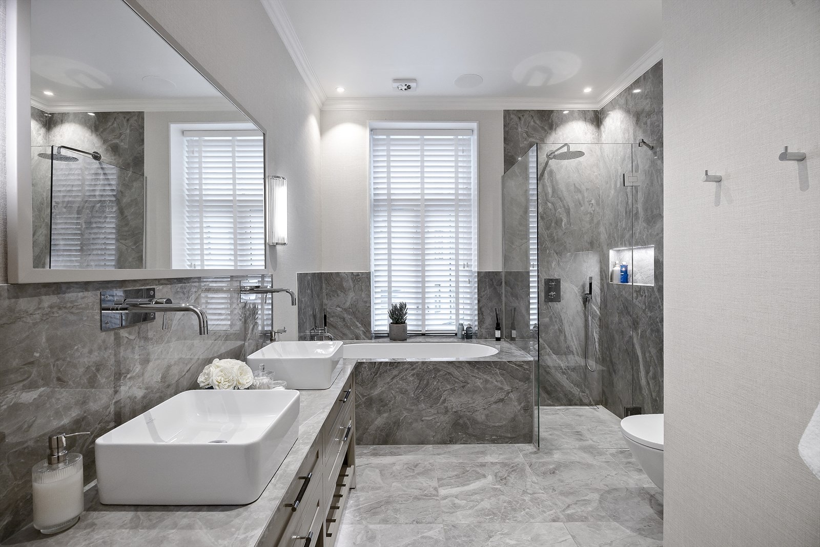 Boligen har to baderom og et gjestetoalett. Dette badet ble pusset opp i 2023 og holder en svært høy standard. Galleribilde