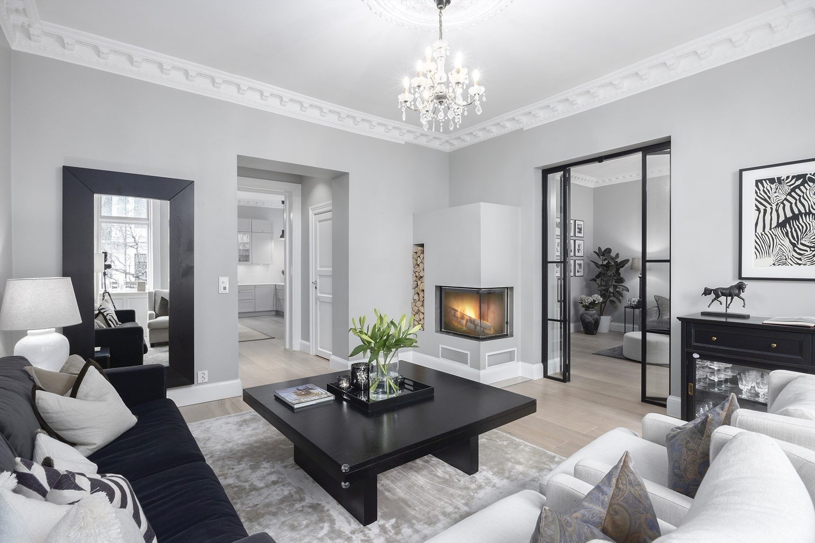 Stue I har et lunt ildsted som bidrar til en varm og hyggelig atmosfære. Denne er fra Brunner og ble installert i 2015. Galleribilde