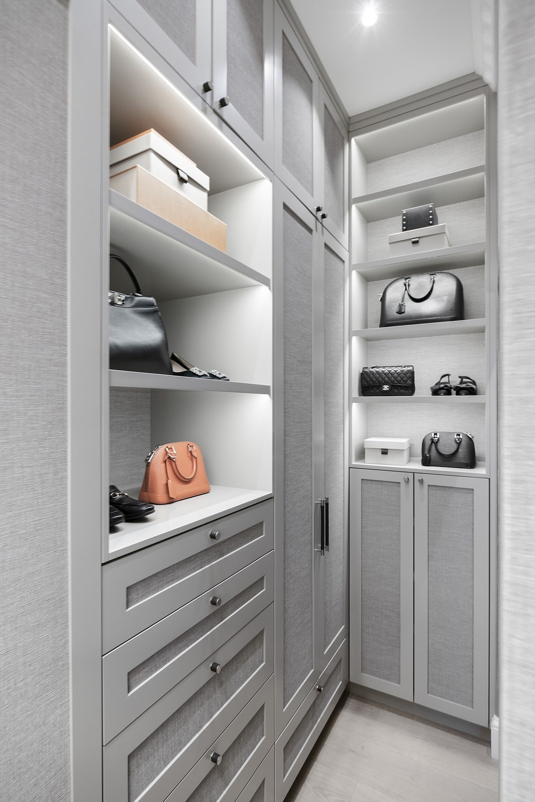 Her er det integrert belysning, og gode oppbevaringsmuligheter. Galleribilde