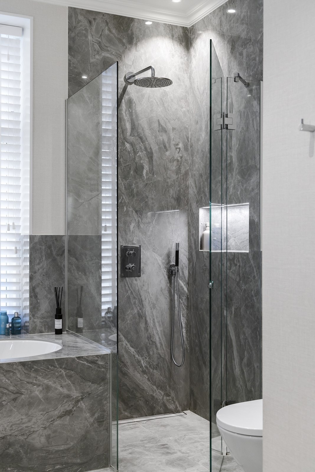 Hele fliser i dusjsonen som måler imponerende 3m. Det er også nye vinduer på bad. Galleribilde