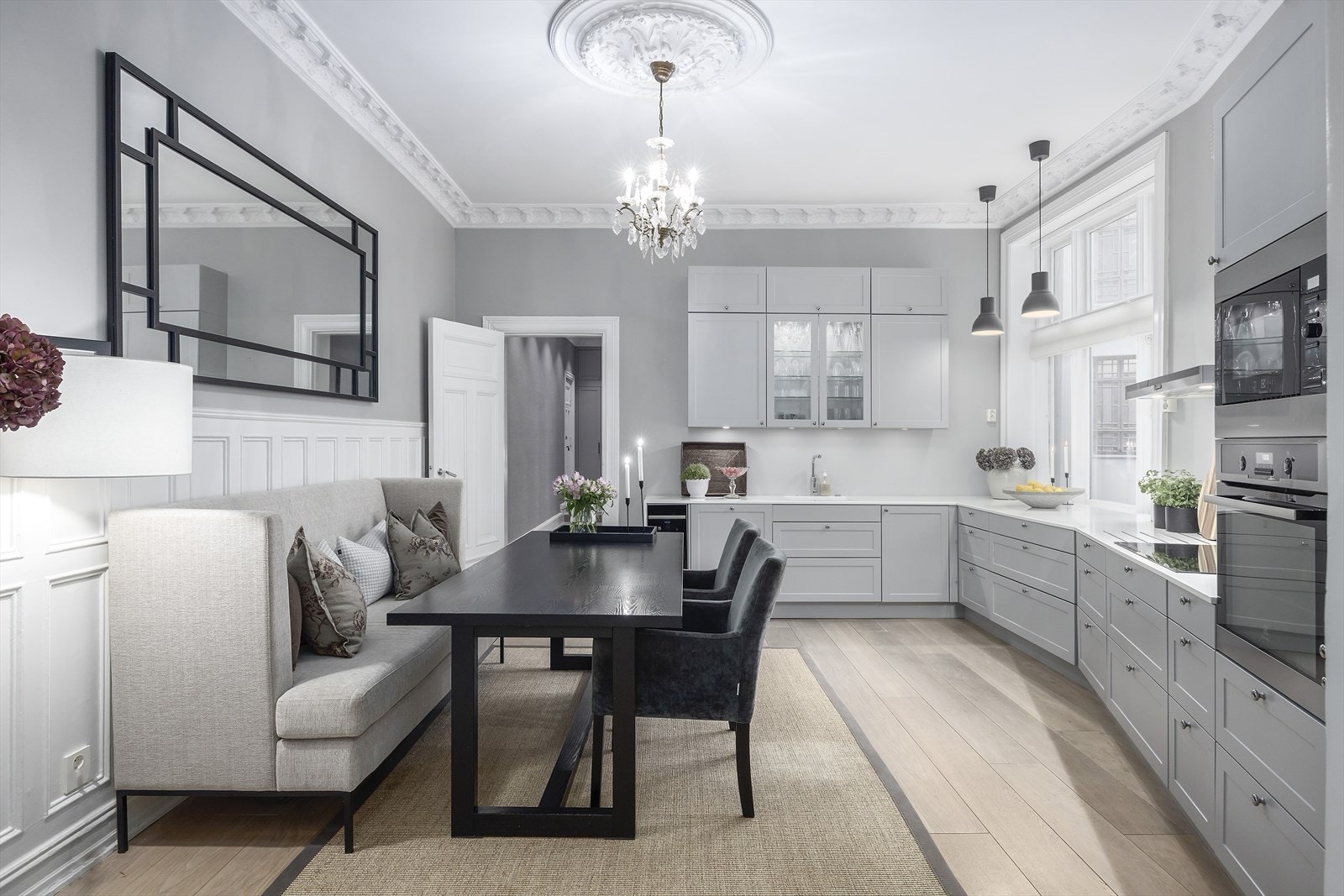 Lekkert og gjennomført HTH-kjøkken med god plass til sosial spisegruppe. Galleribilde