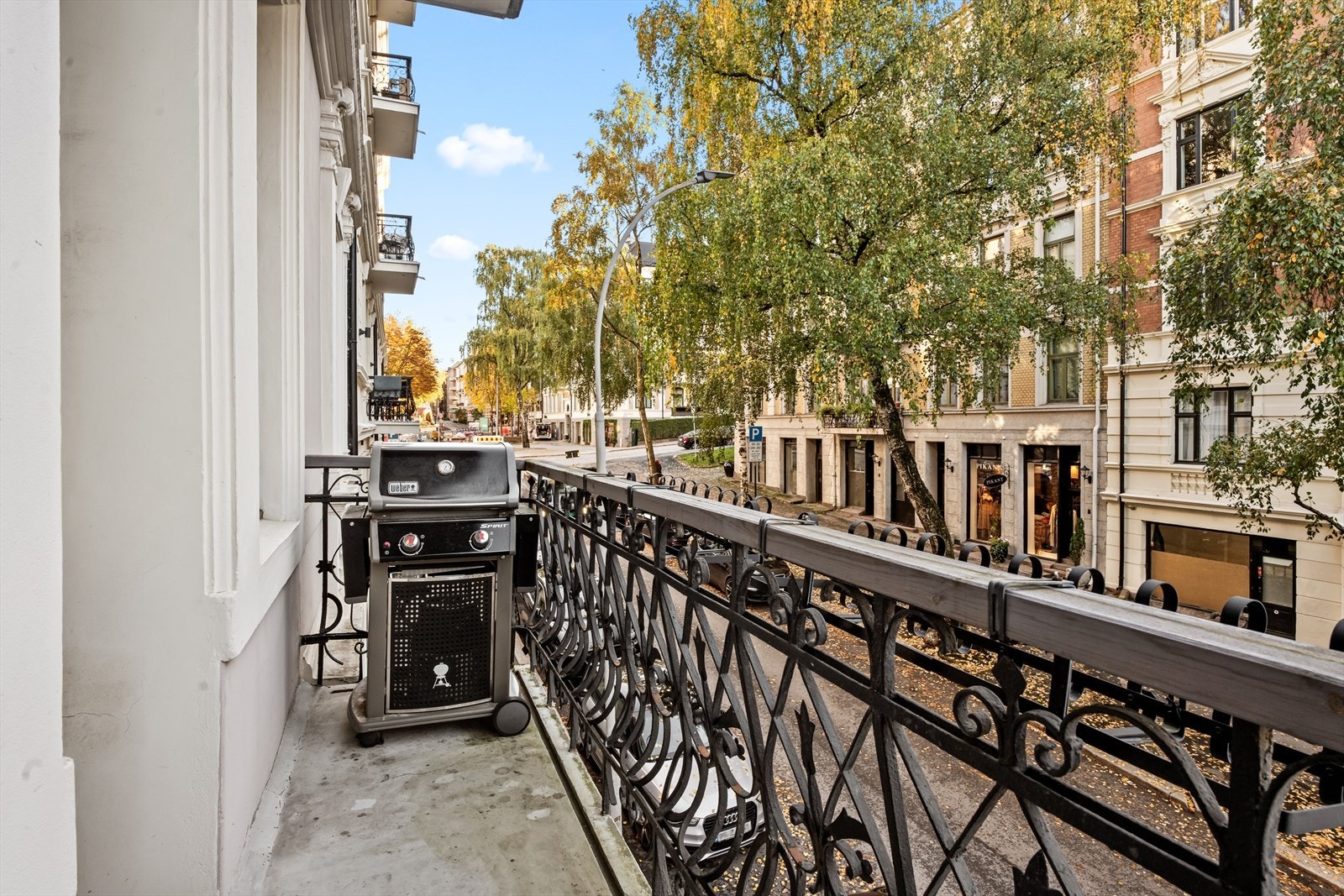 Fra stue I er det utgang til en hyggelig balkong på ca. 4 kvm - en naturlig forlengelse av boligen i sommerhalvåret med plass til utemøbler. Galleribilde